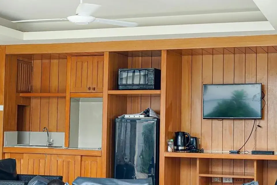 Kitchen or kitchenette, TV/Entertainment Center in Samui Boat Lagoon