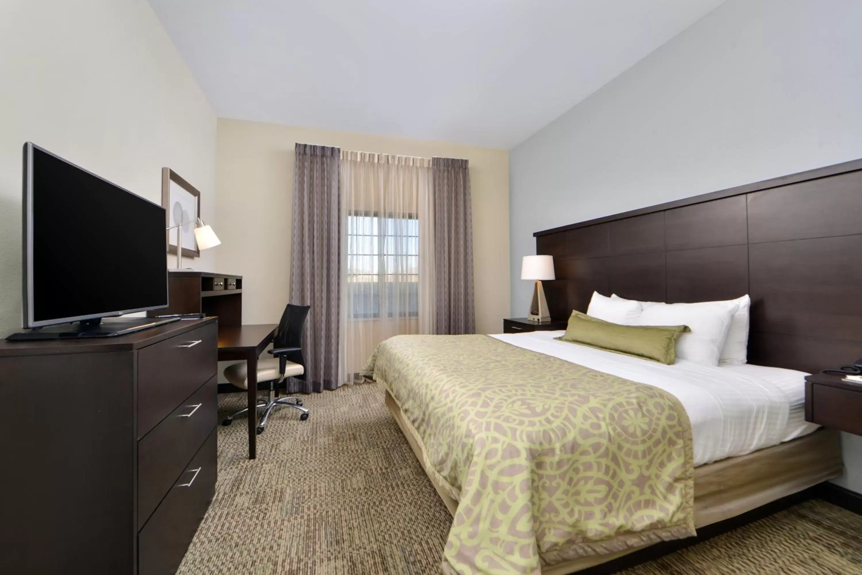 Photo of the whole room, Bed in Staybridge Suites Rochester, an IHG Hotel