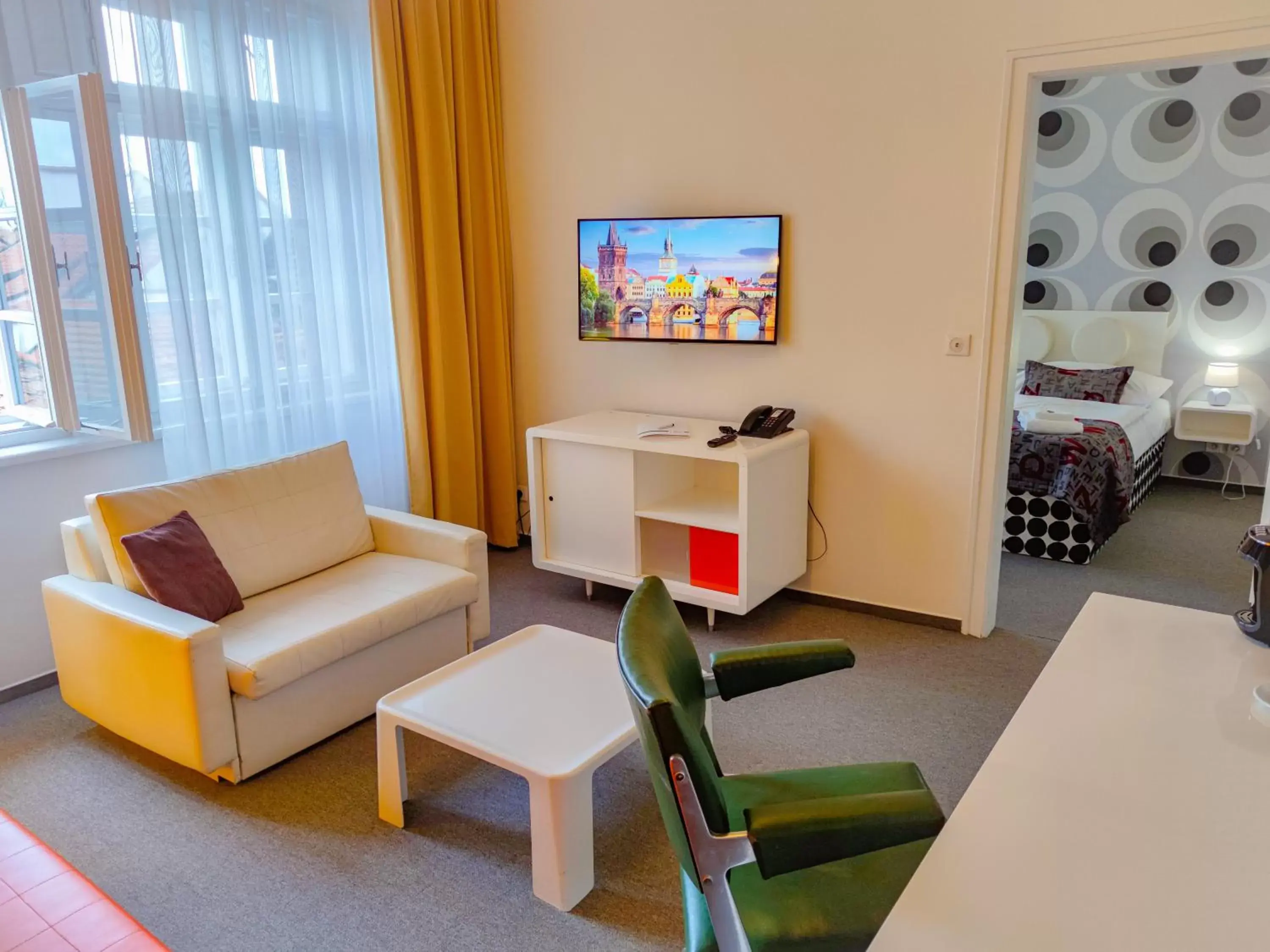 Bed, TV/Entertainment Center in LH Vintage Design Hotel Sax