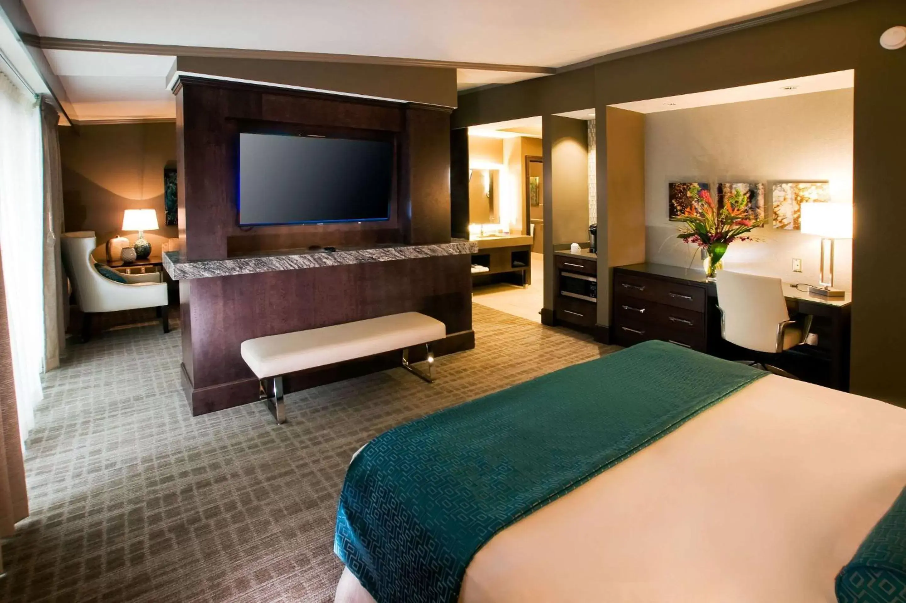 Bedroom, TV/Entertainment Center in Oasis Hotel & Conv. Center, Ascend Hotel Collection