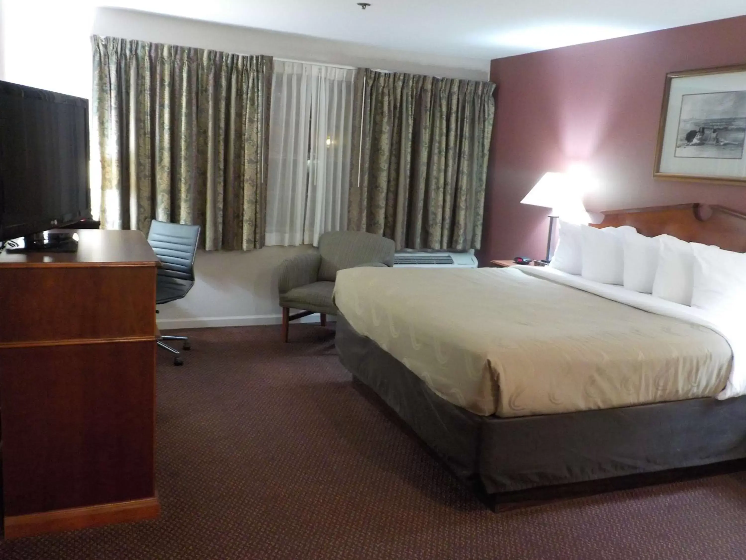 Photo of the whole room, Bed in SureStay Plus Hotel by Best Western Auburn