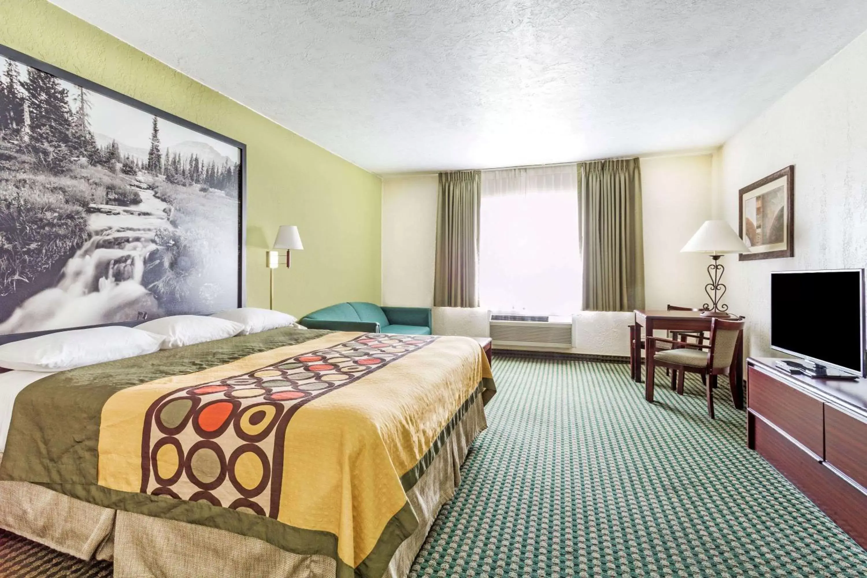 Photo of the whole room, Bed in Super 8 by Wyndham Wendover