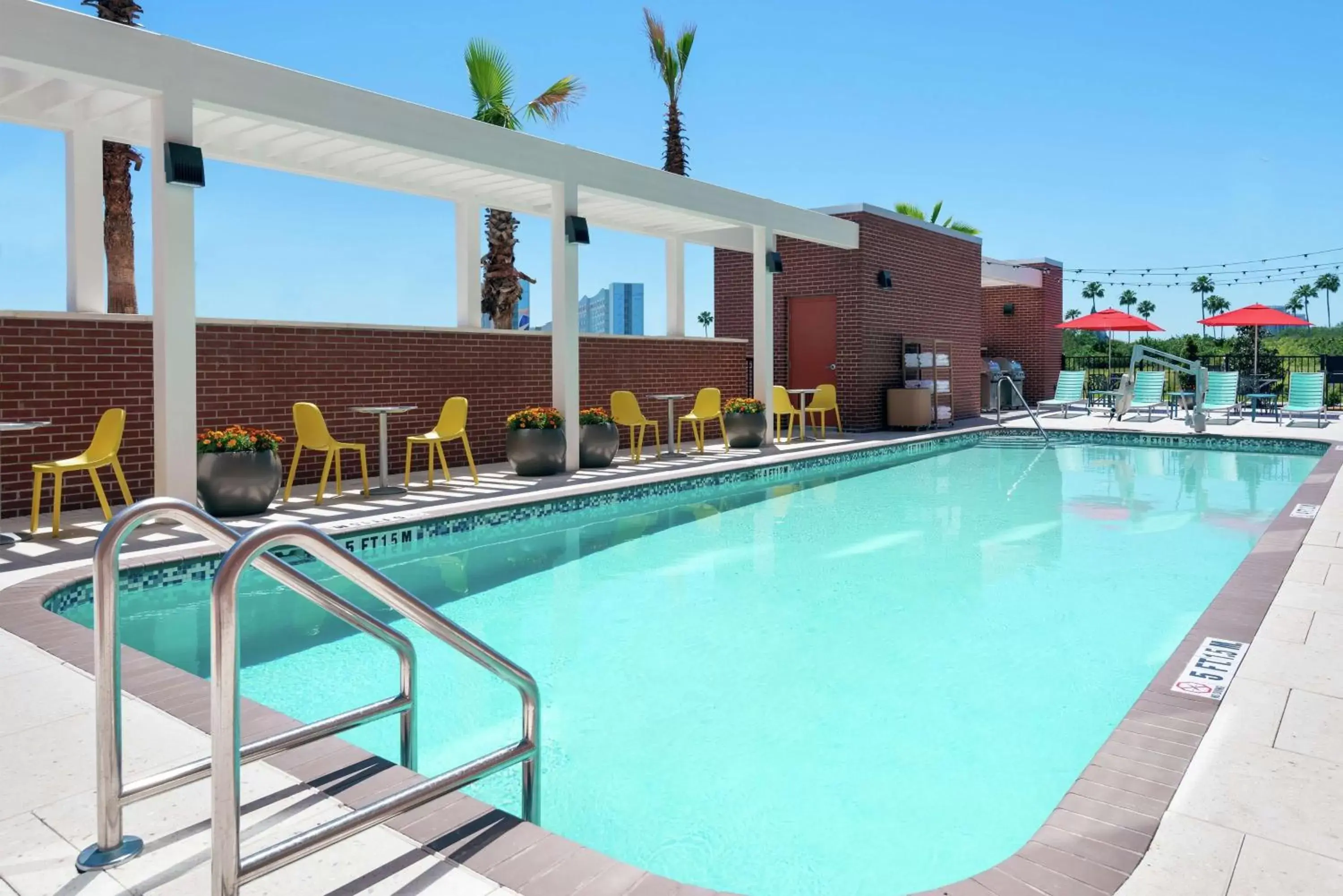 Property building, Swimming Pool in Home2 Suites By Hilton Orlando Near Universal