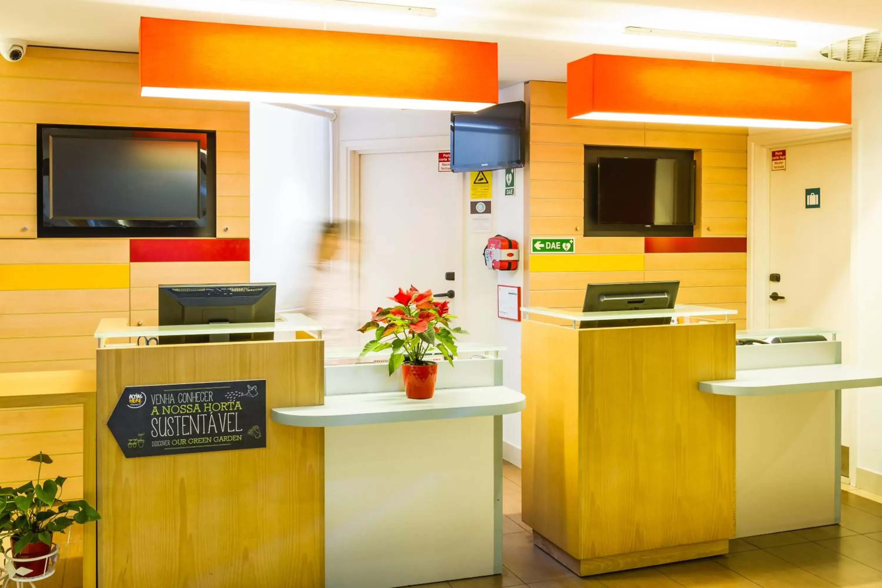 Lobby or reception, Kitchen/Kitchenette in ibis Porto Centro São Bento