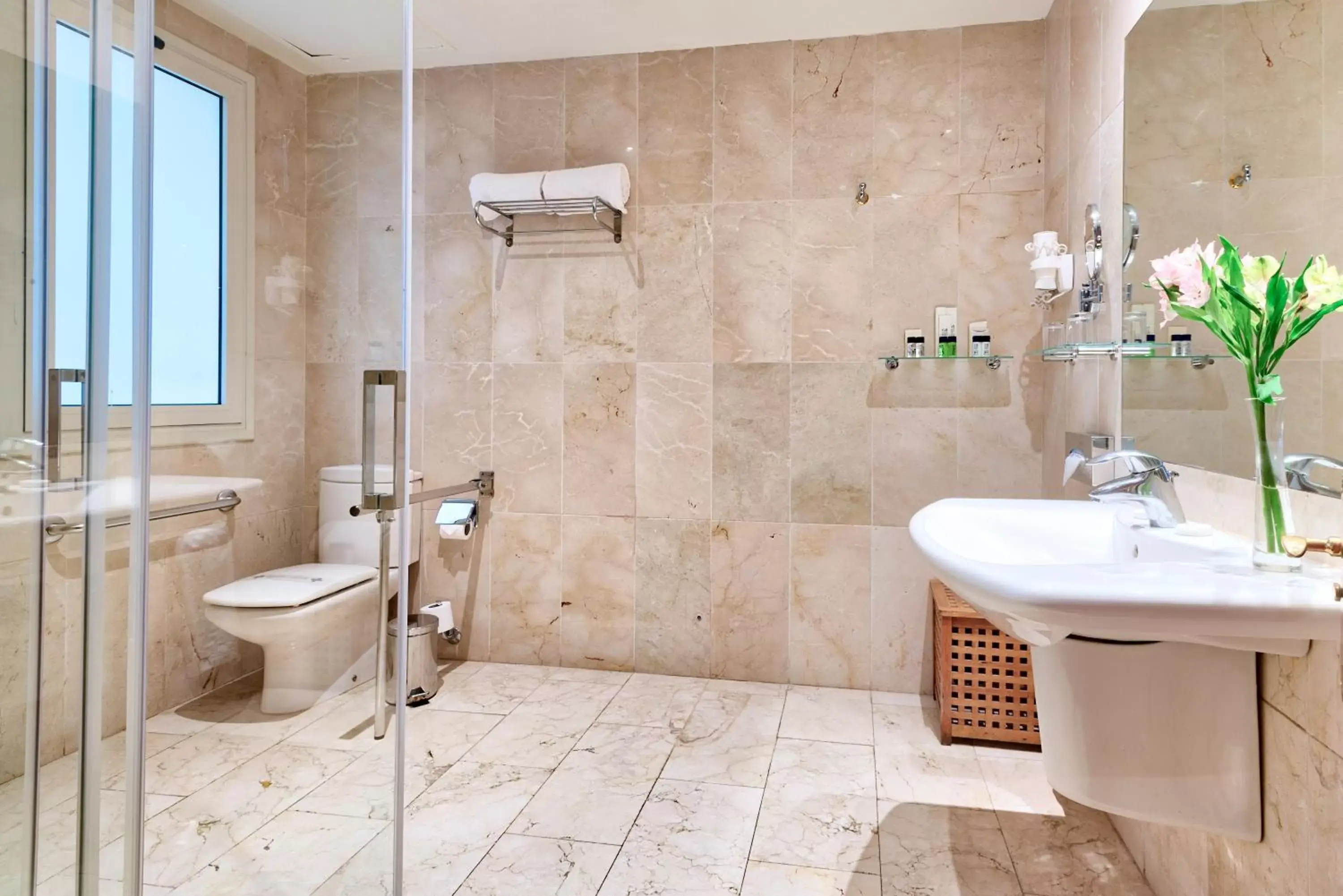 Facility for disabled guests, Bathroom in Hotel Roger de Llúria