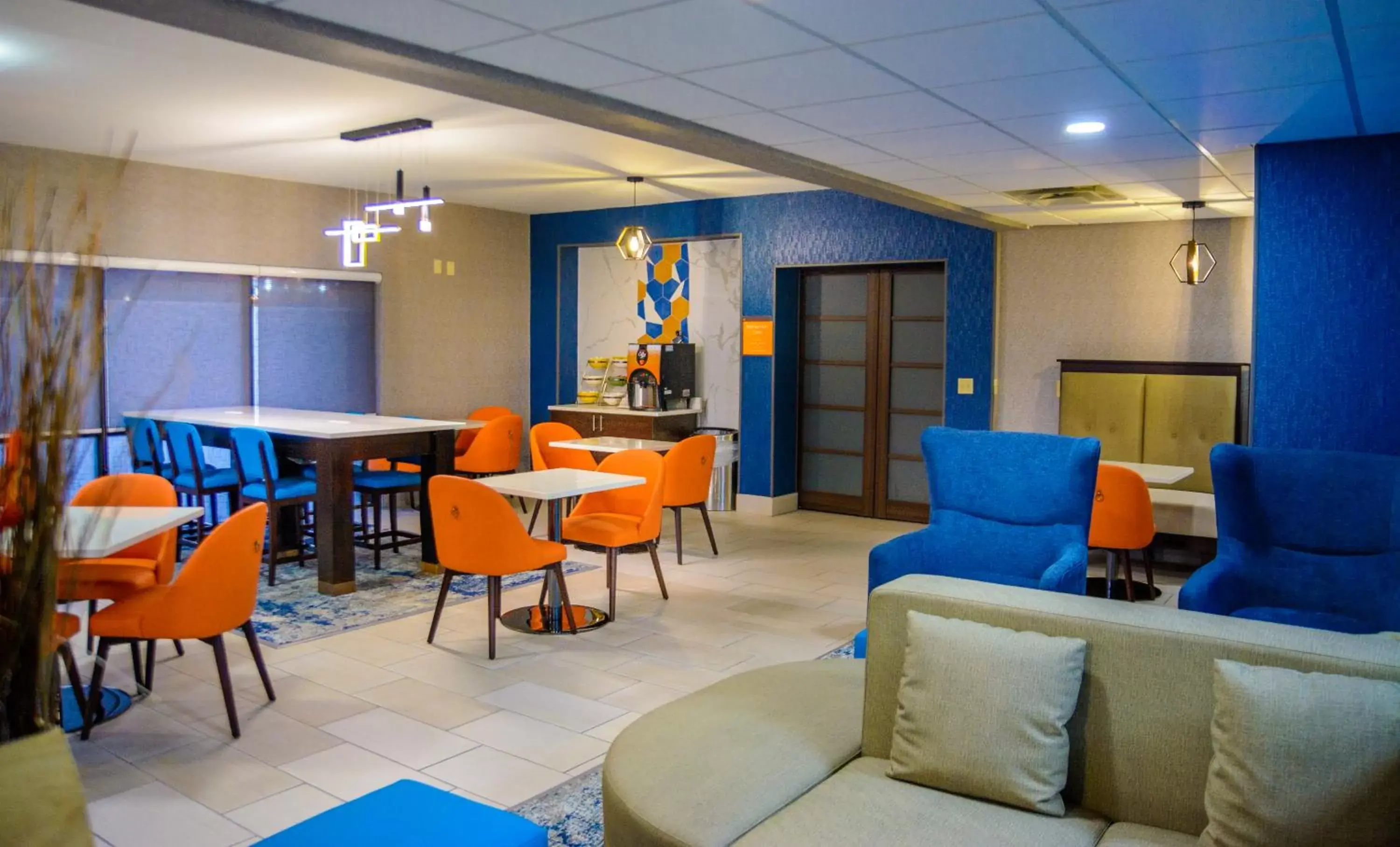 Lobby or reception in La Quinta Inn & Suites by Wyndham Fayetteville I-95