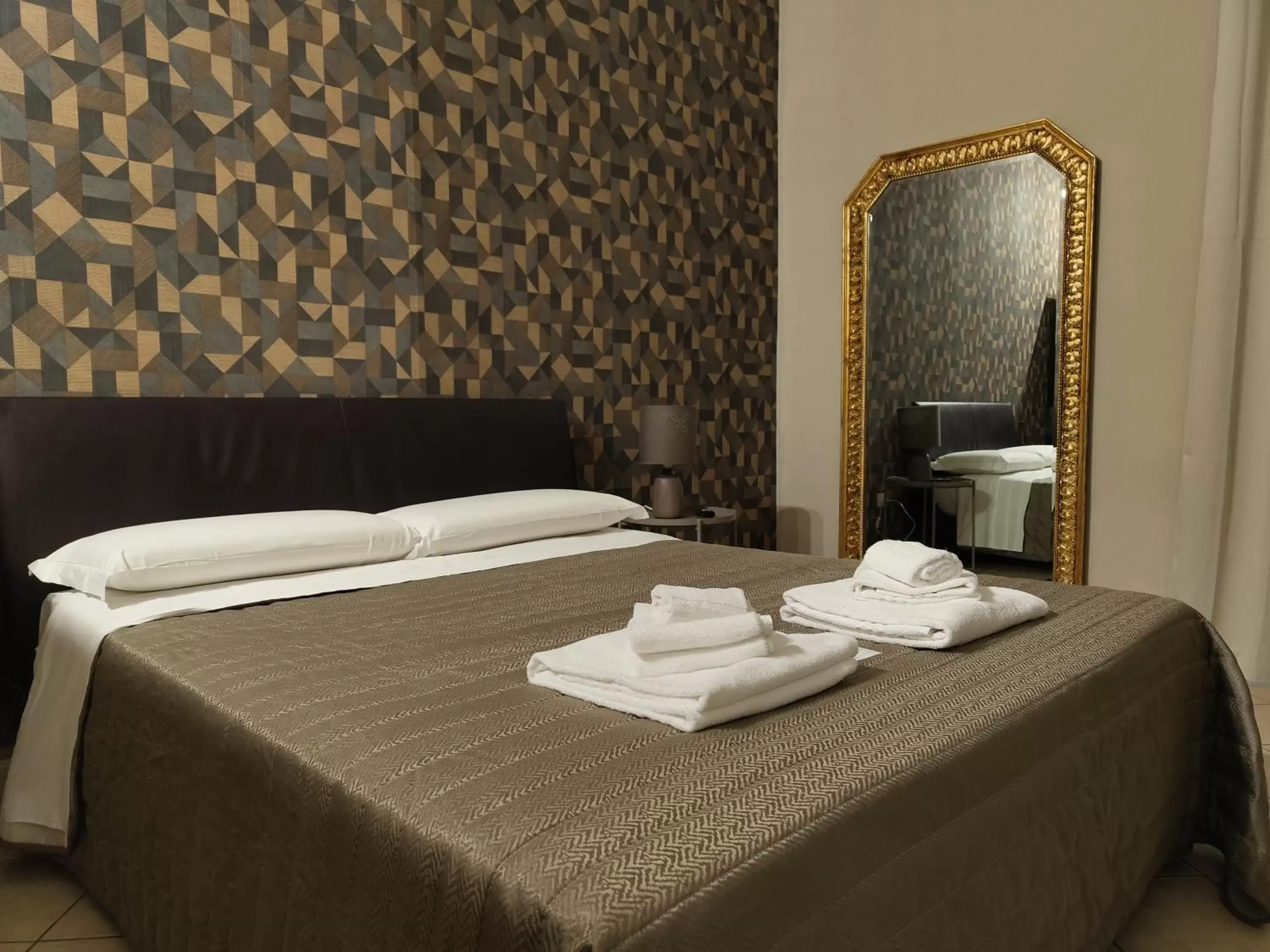 Bathroom, Bed in Hotel Trieste