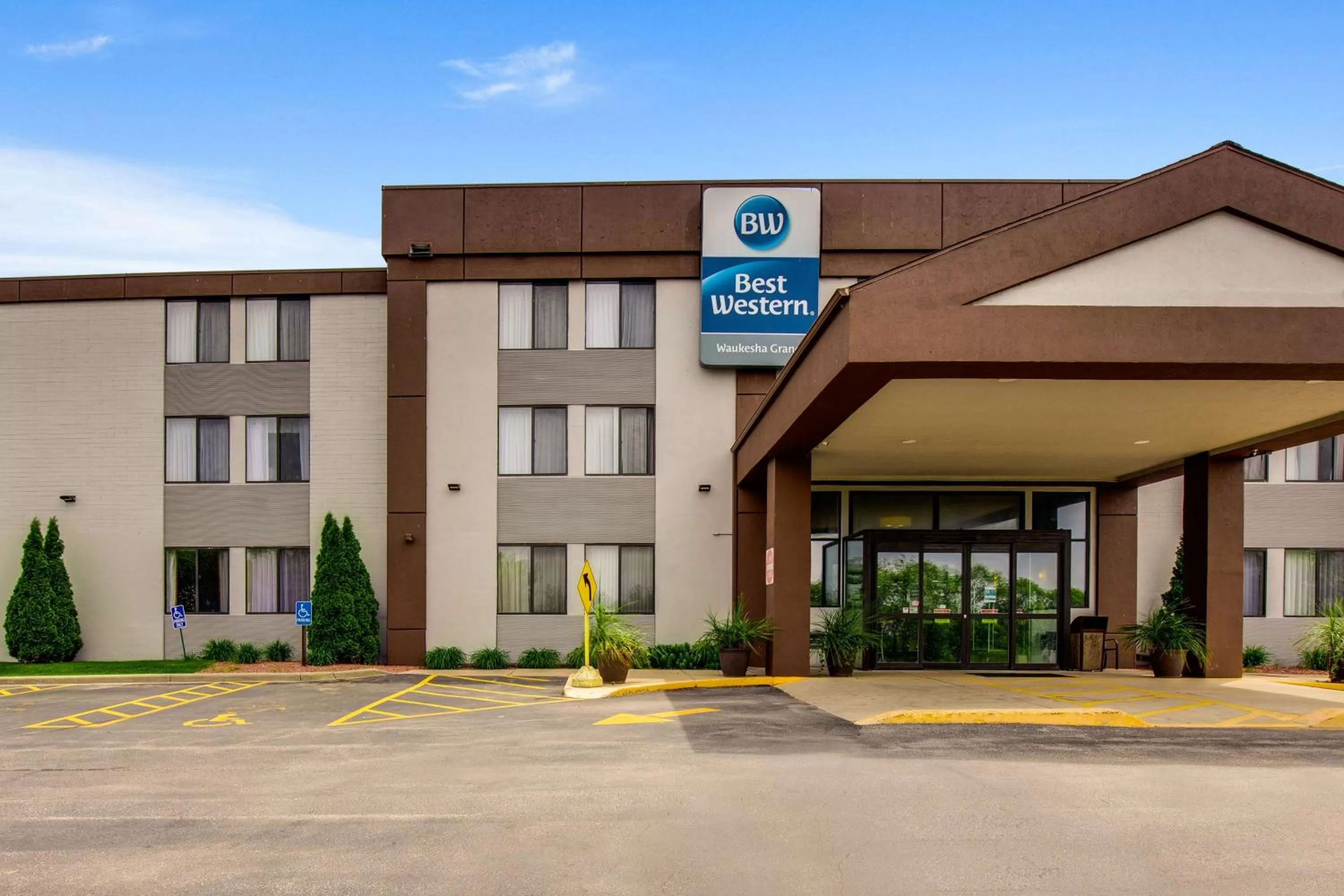 Property building in Best Western Waukesha Grand