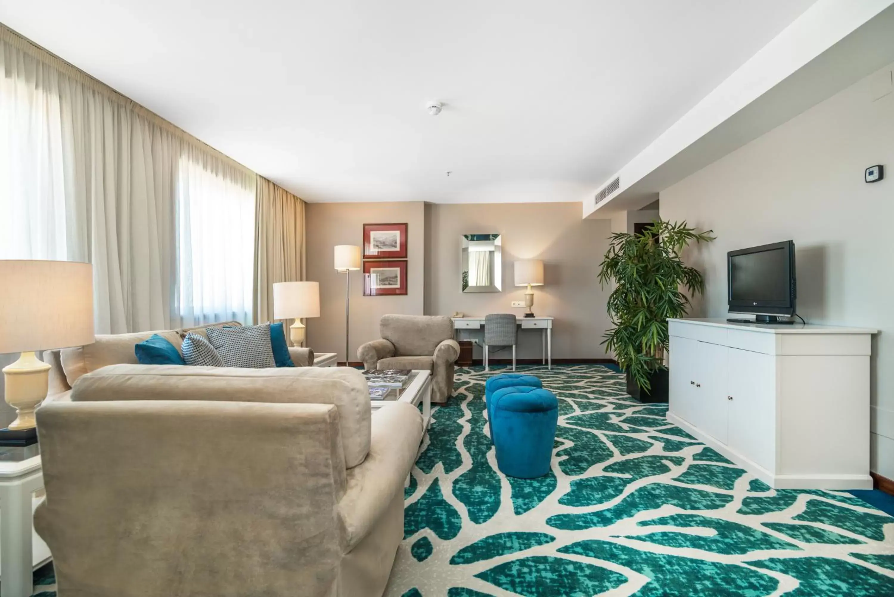 Living room, Seating Area in Holiday Inn Porto Gaia, an IHG Hotel