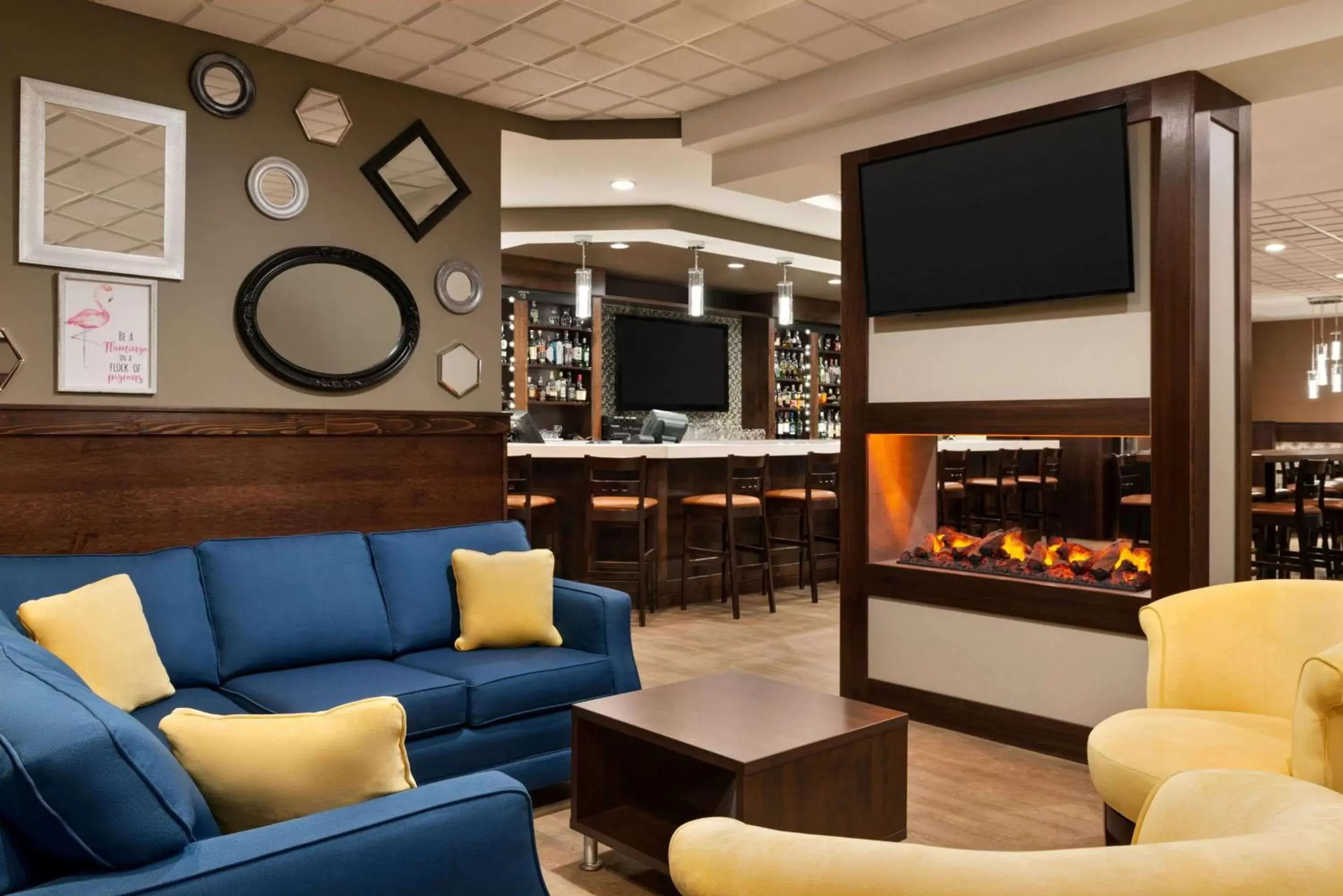 Lounge or bar, Seating Area in Travelodge Hotel by Wyndham Saskatoon