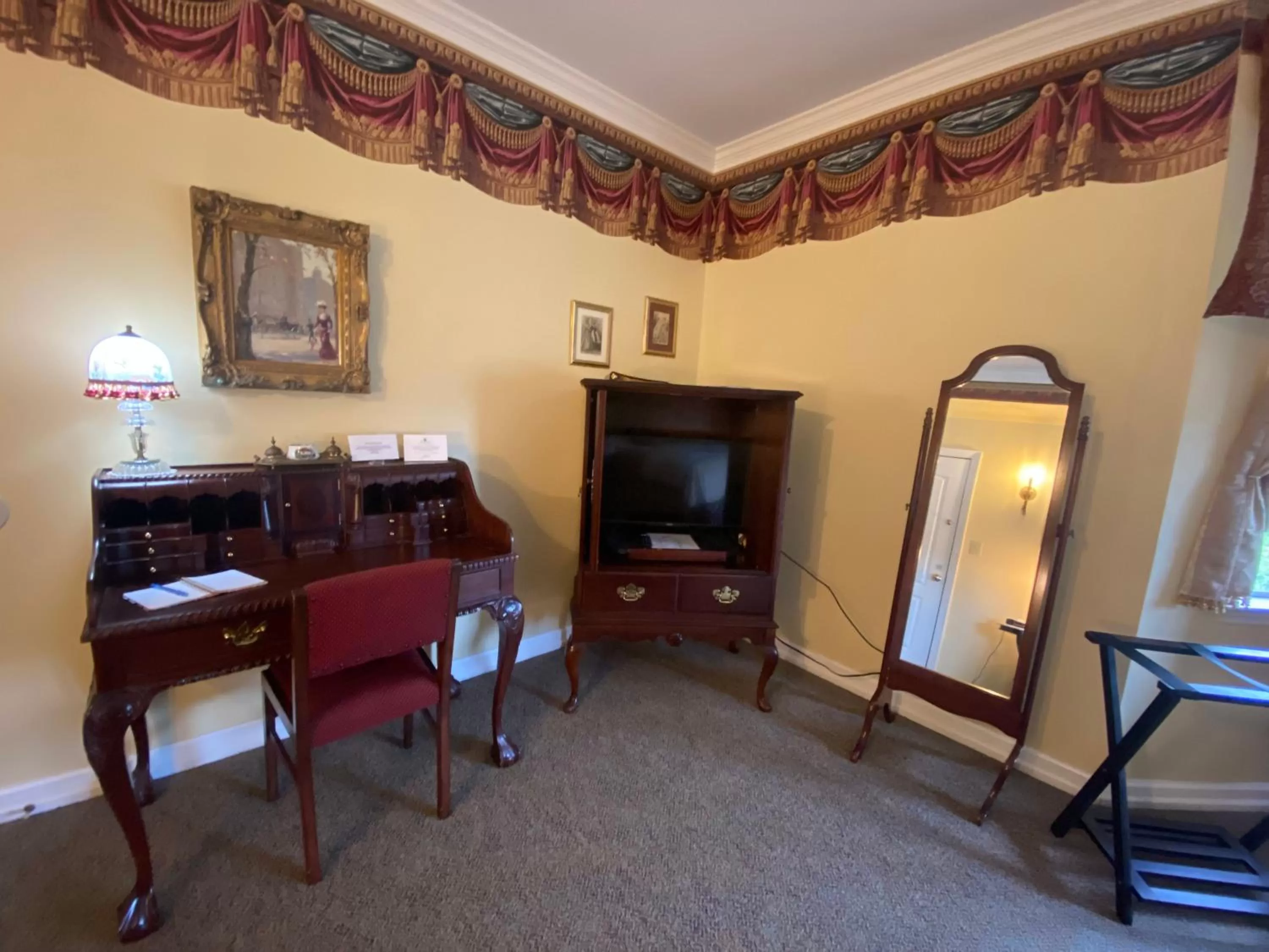 TV and multimedia in The Cypress Inn