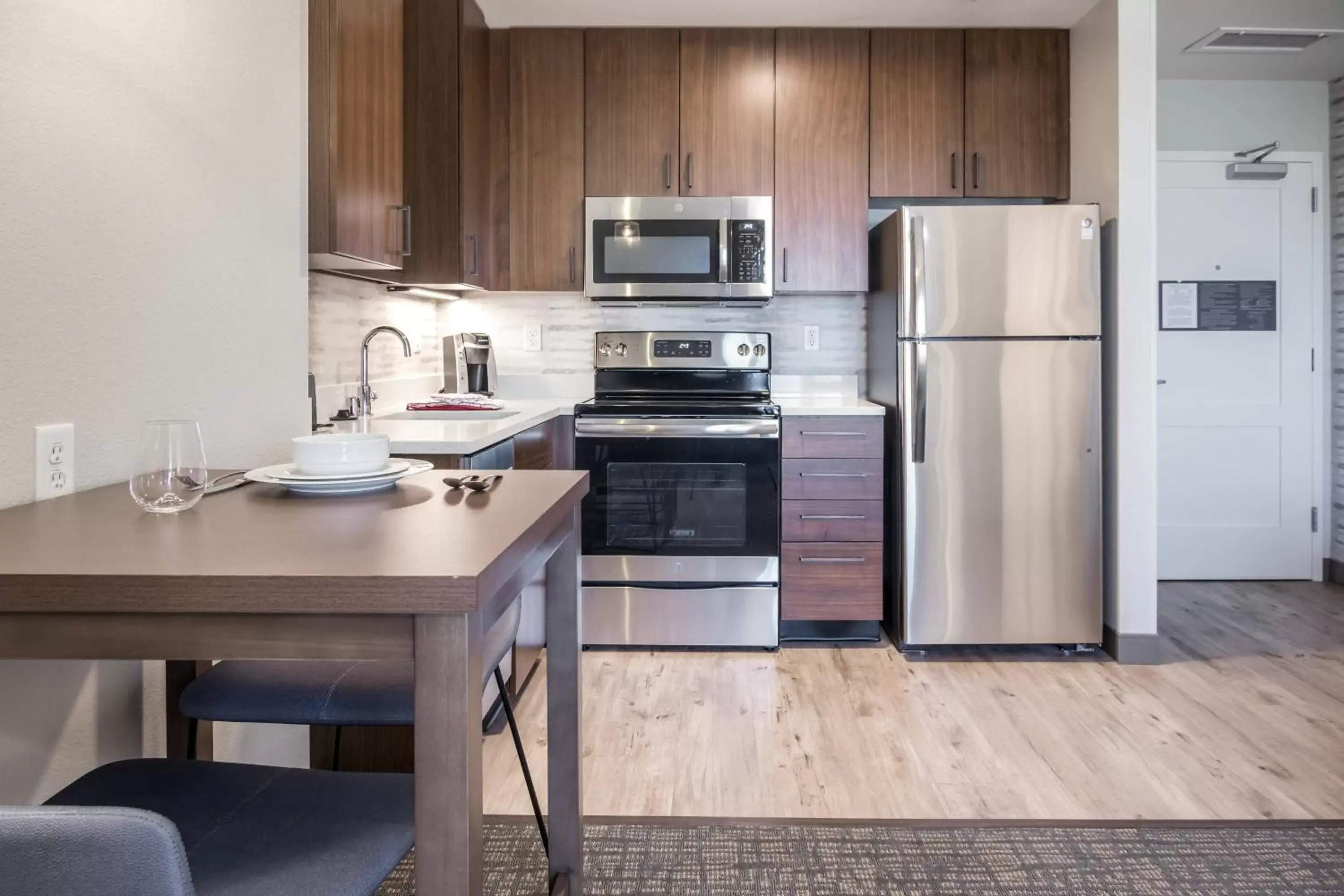 Bedroom, Kitchen/Kitchenette in Residence Inn by Marriott San Jose North/Silicon Valley