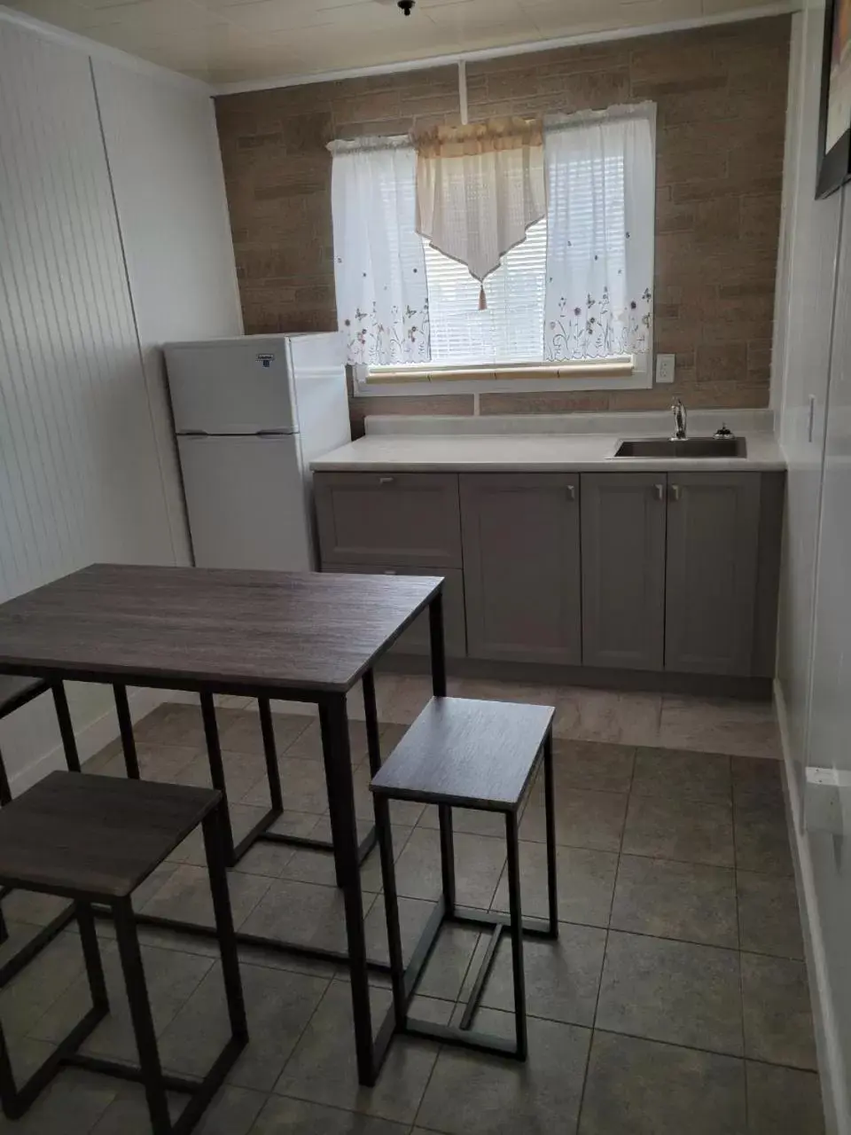 Dining area, Kitchen/Kitchenette in Husker Inn