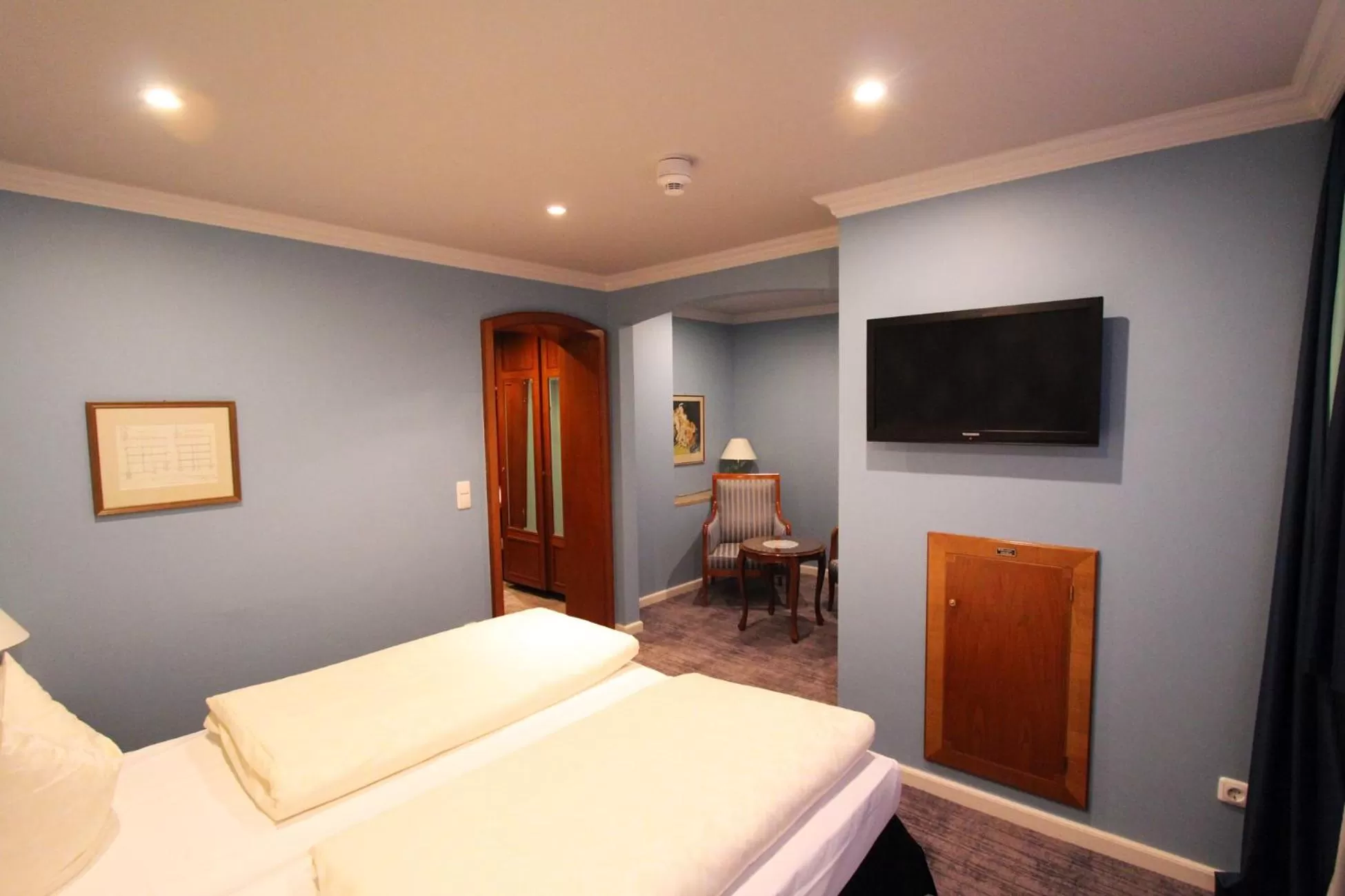 Bed in Historik Hotel Goldener Hirsch Rothenburg