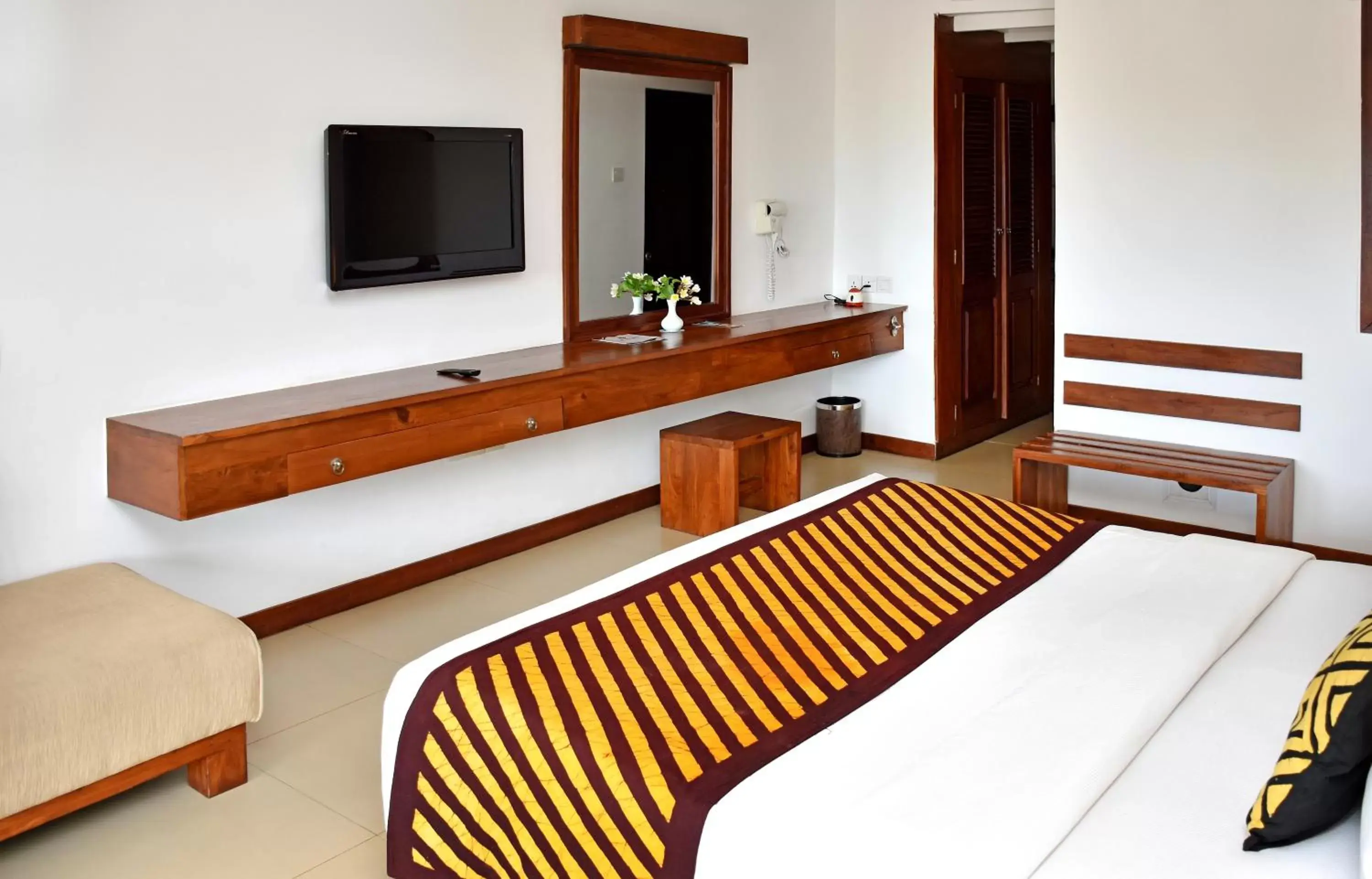TV and multimedia, Bed in Goldi Sands Hotel