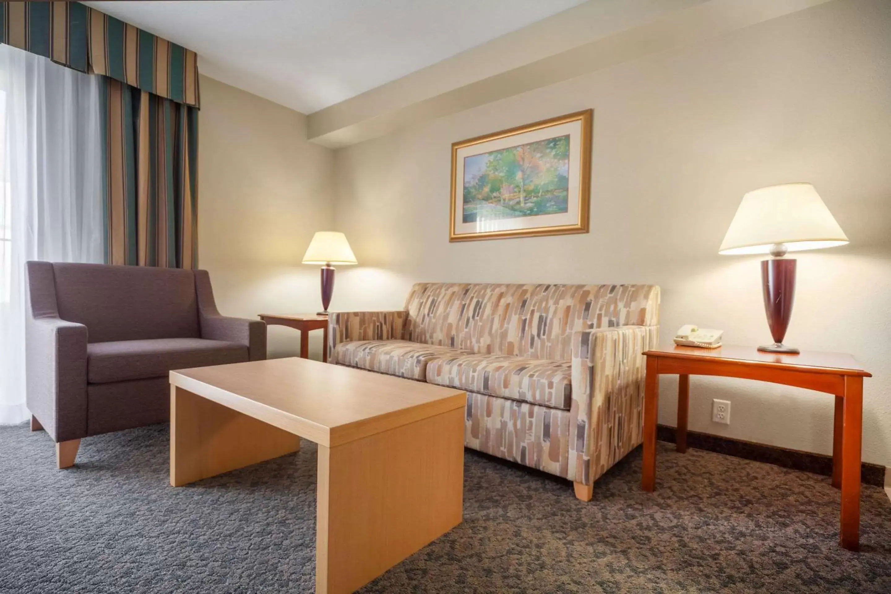 Bedroom, Seating Area in Suburban Studios I-80 Grand Island