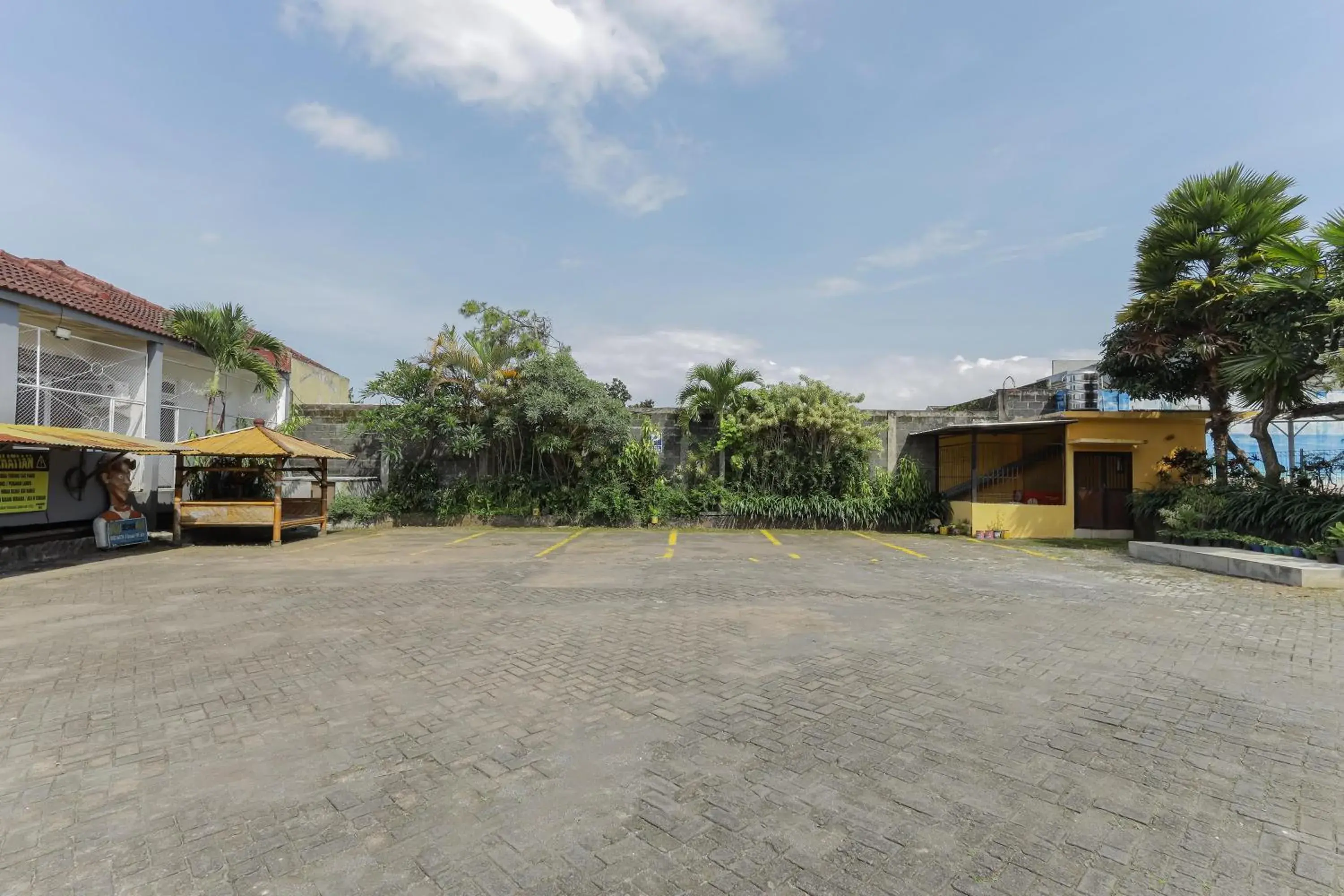 Property Building in OYO 564 Bunga Matahari Guest House And Hotel