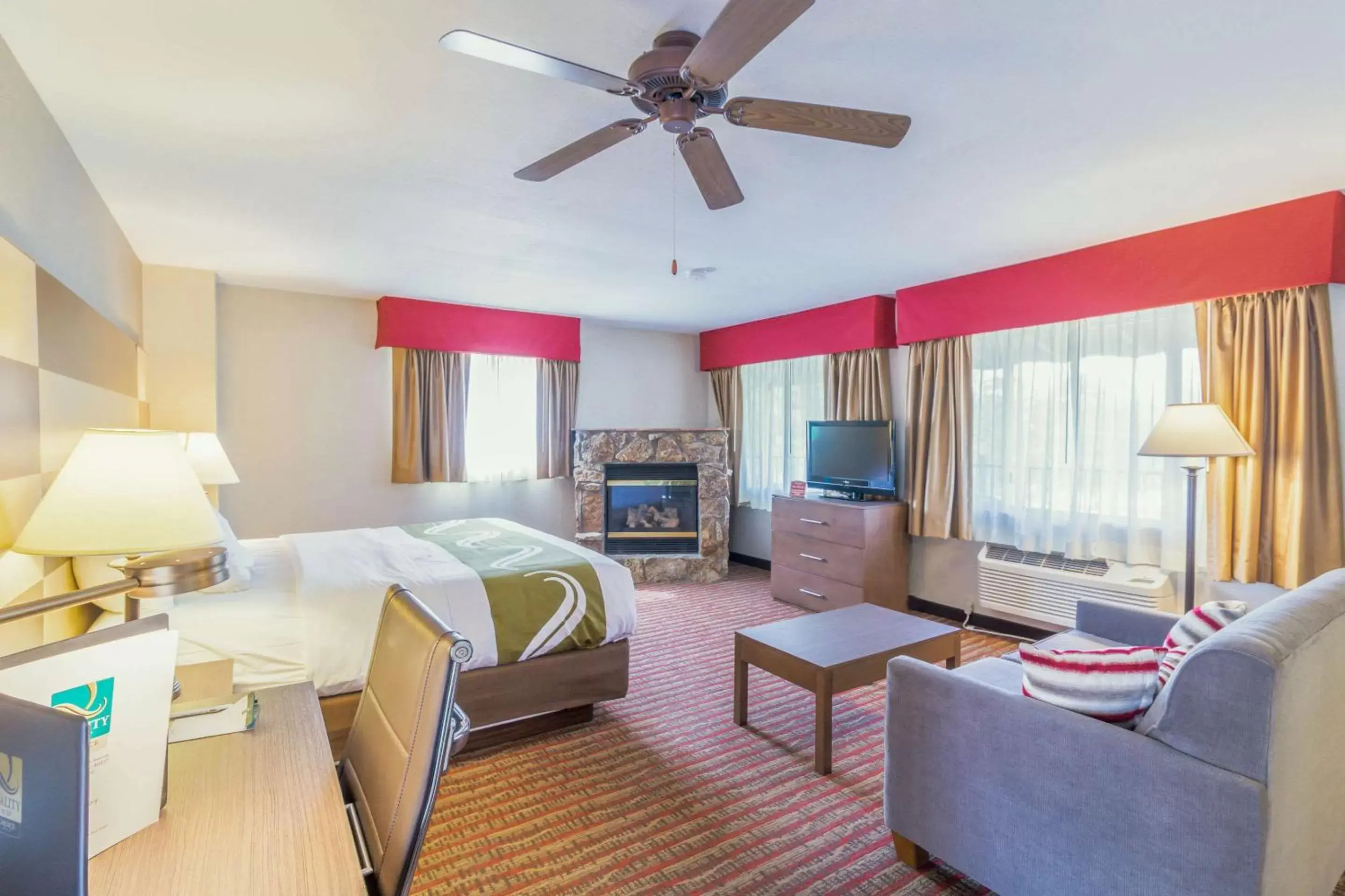 Photo of the whole room, Seating Area in Quality Inn near Rocky Mountain National Park