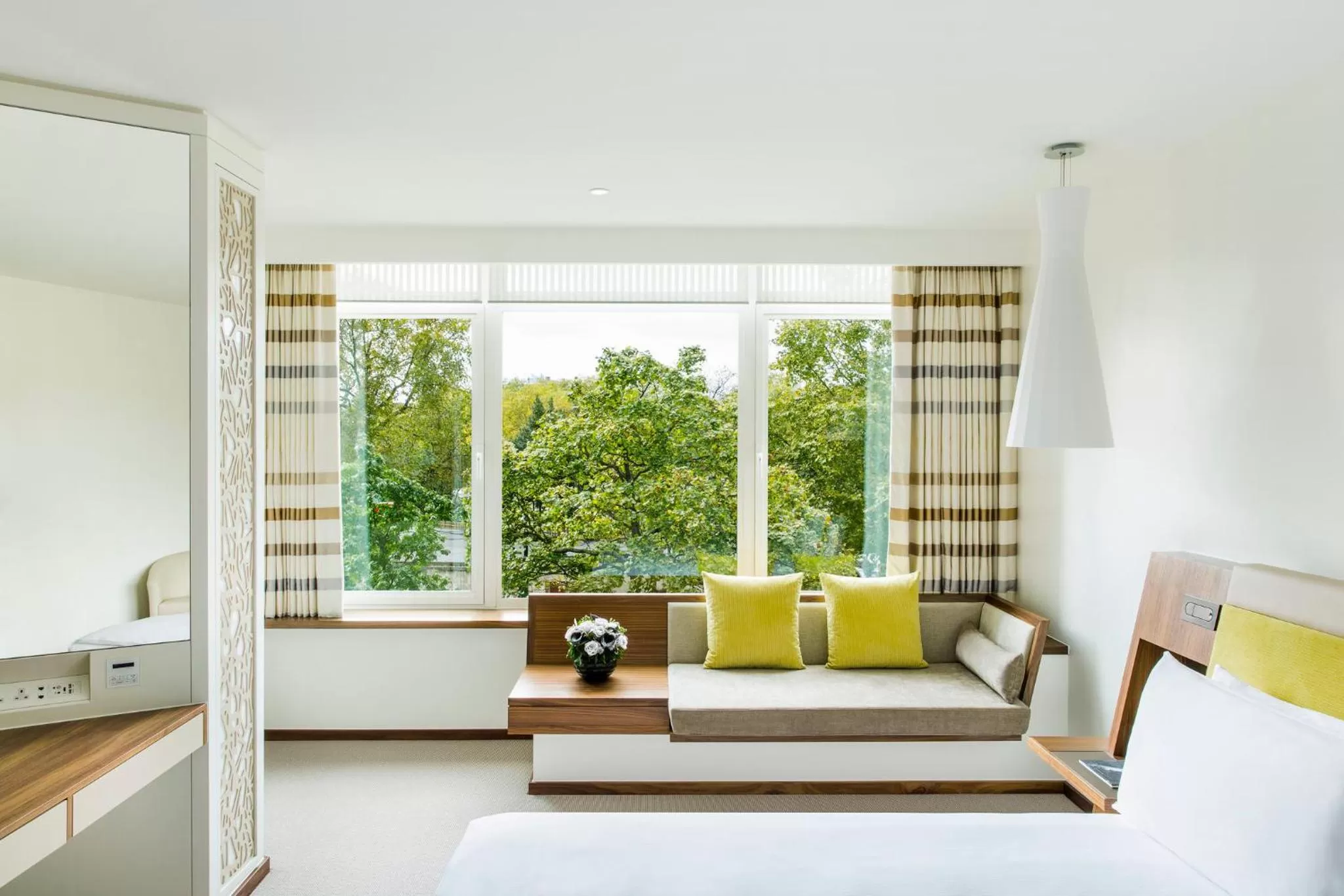 Photo of the whole room, Bed in COMO Metropolitan London