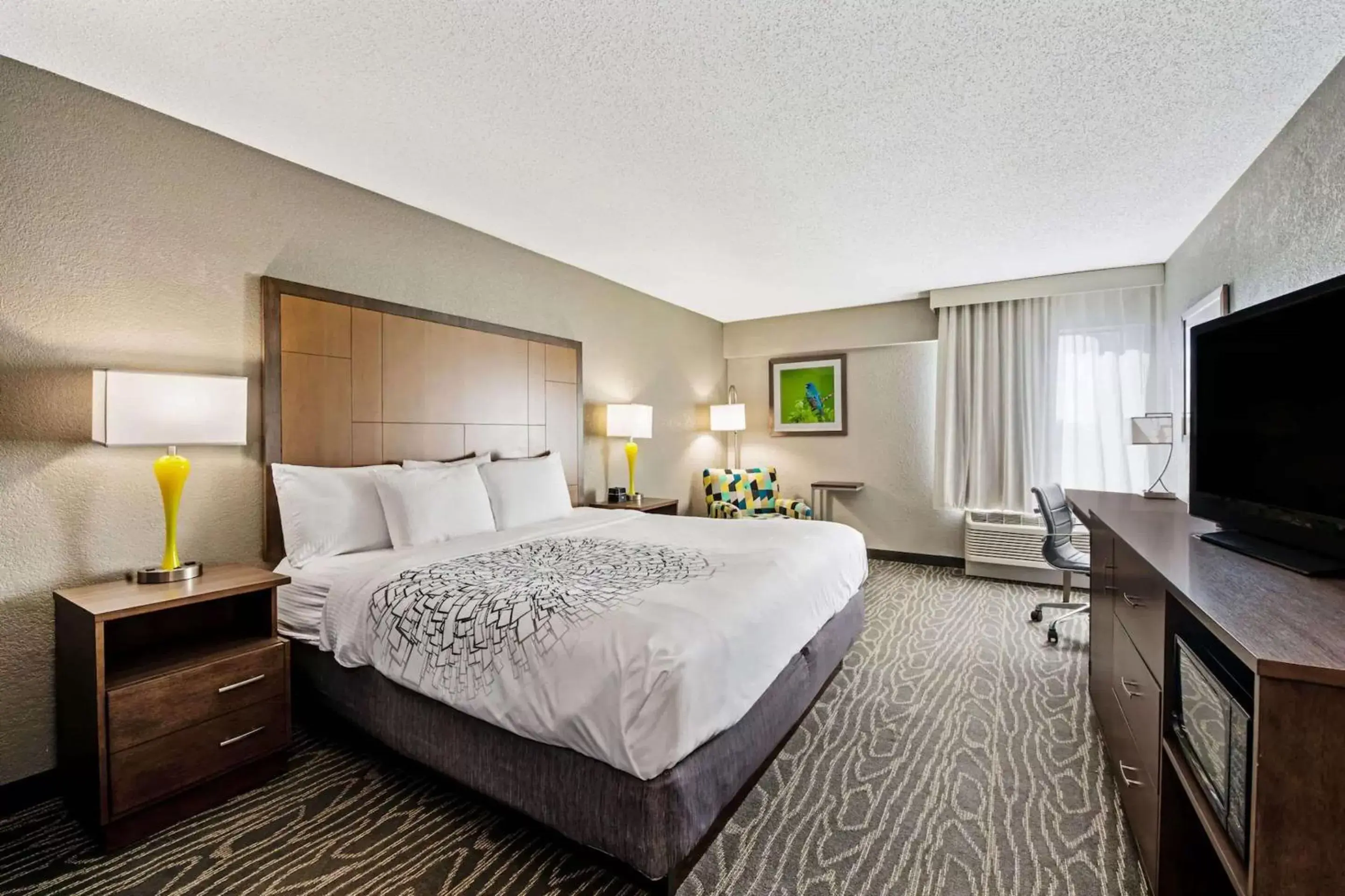 Bedroom, Bed in Comfort Inn & Suites Tipp City - I-75