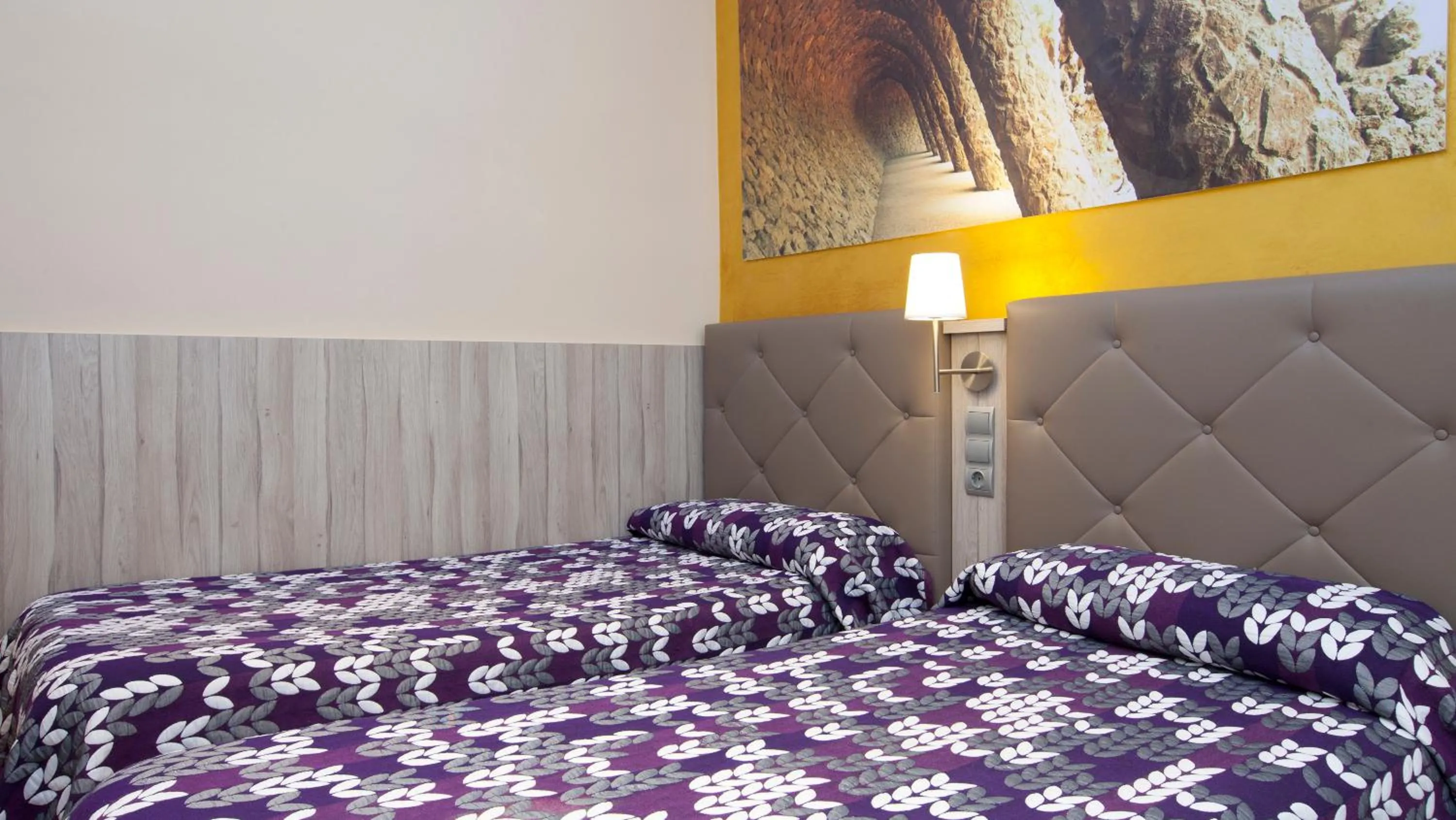 Photo of the whole room, Bed in Hostal Barcelona