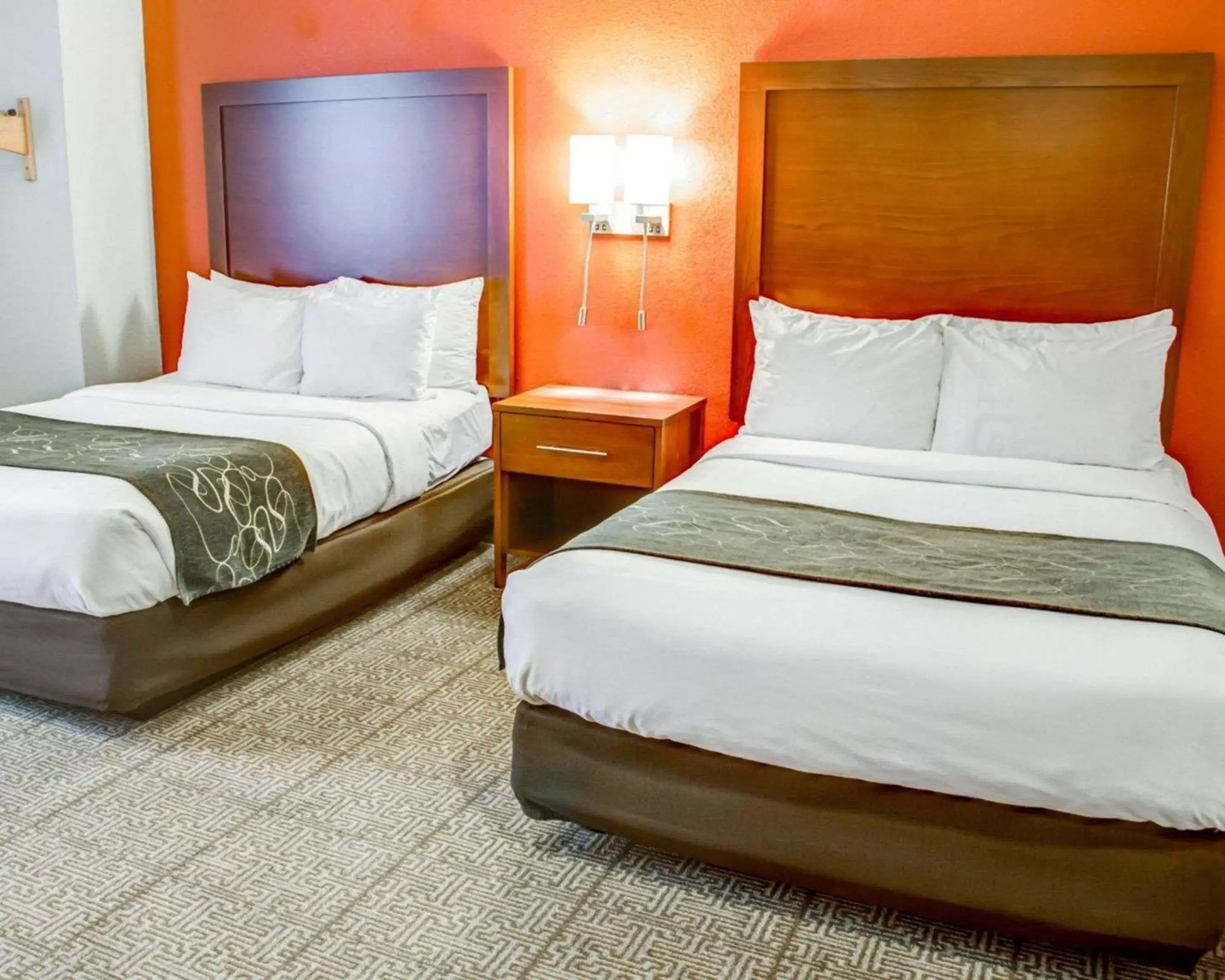 Bedroom, Bed in Comfort Suites Tyler South