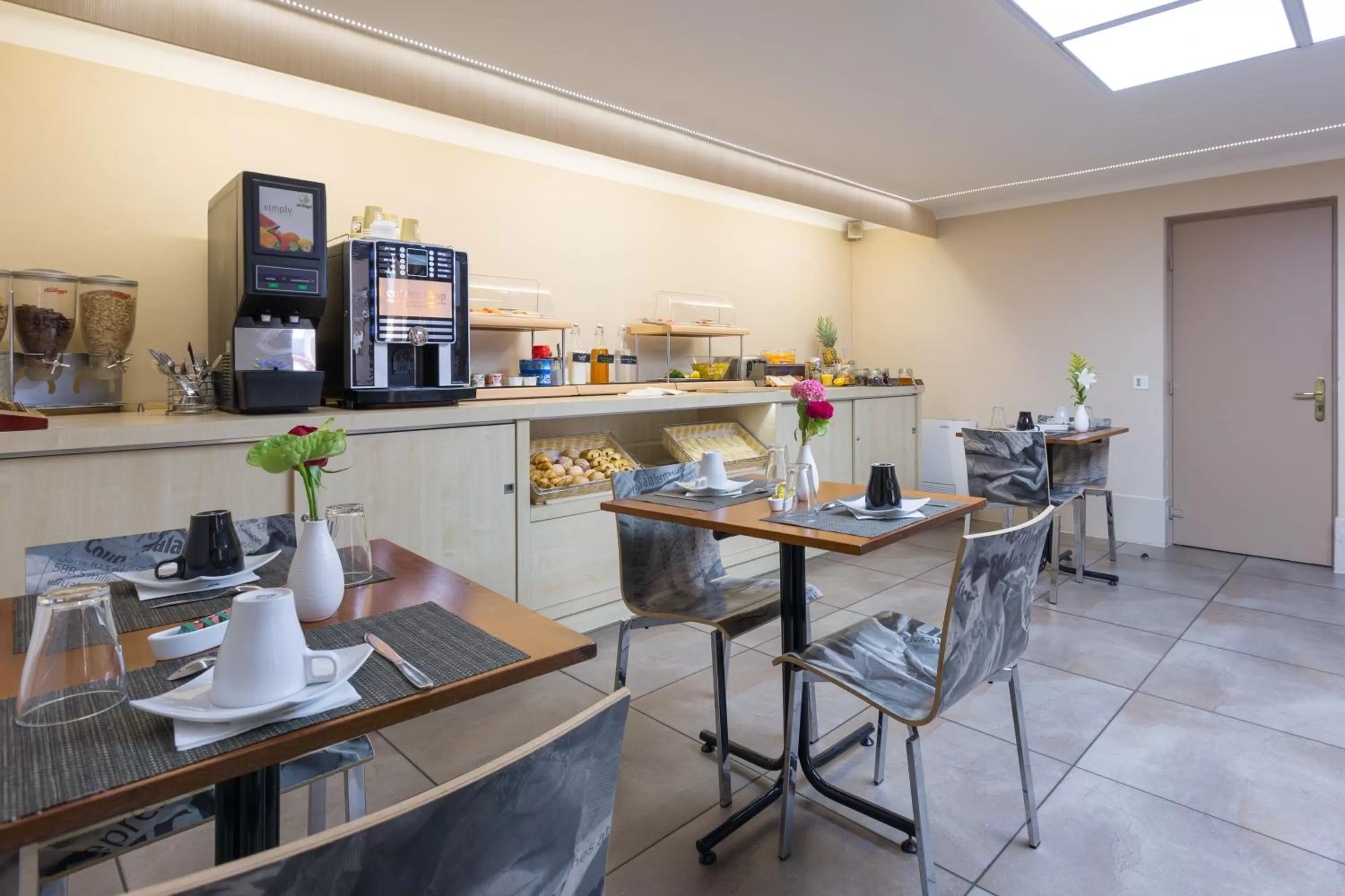 Buffet breakfast in Hôtel Amirauté