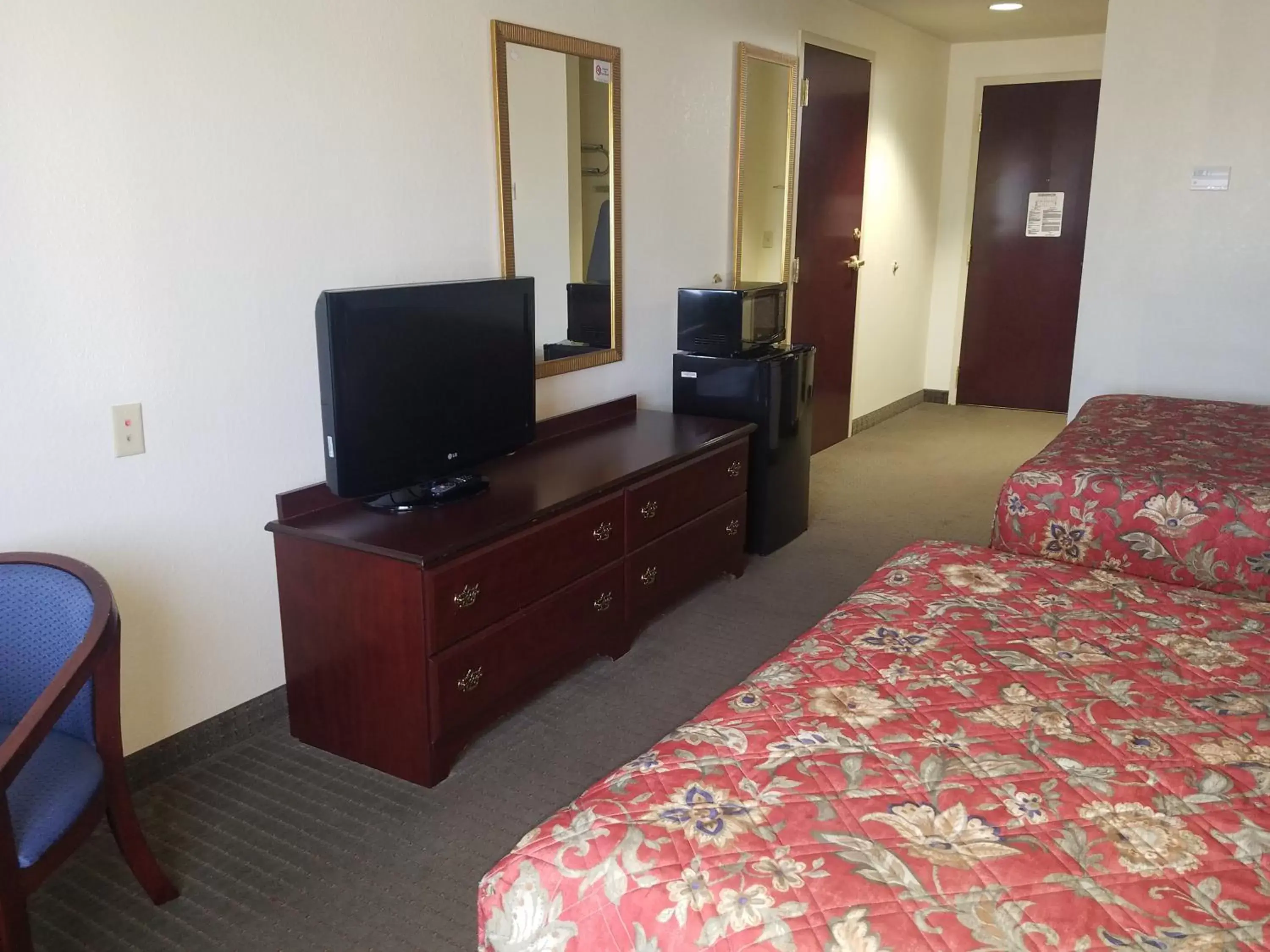 Photo of the whole room, TV/Entertainment Center in HomeTown Hotel