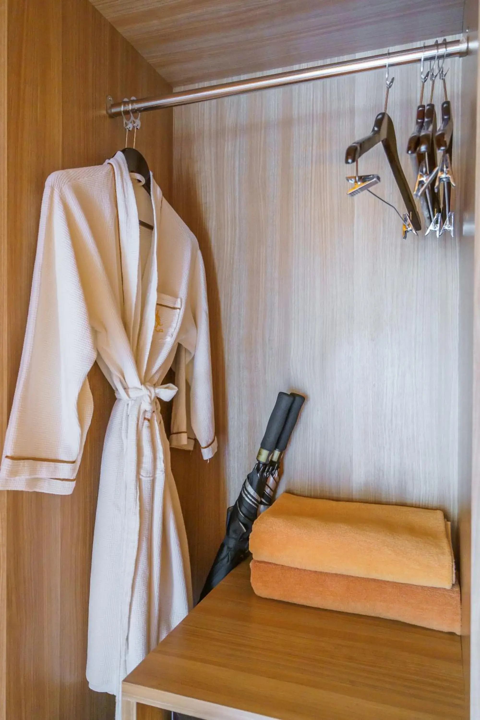 wardrobe, Bed in Khum Damnoen Resort