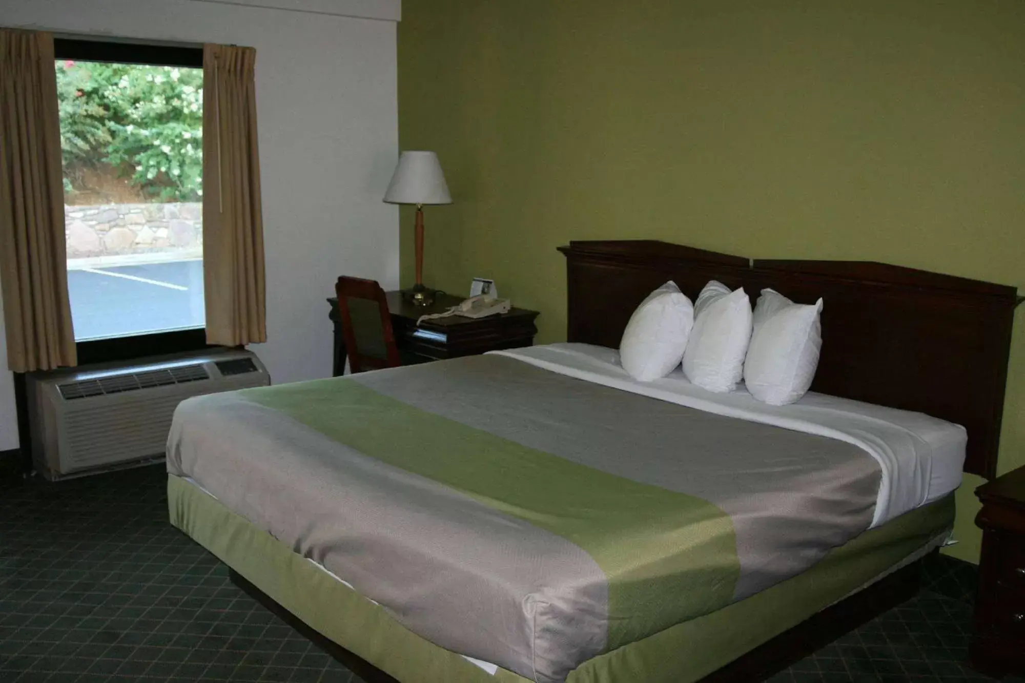 Photo of the whole room, Bed in Travelodge by Wyndham Roanoke