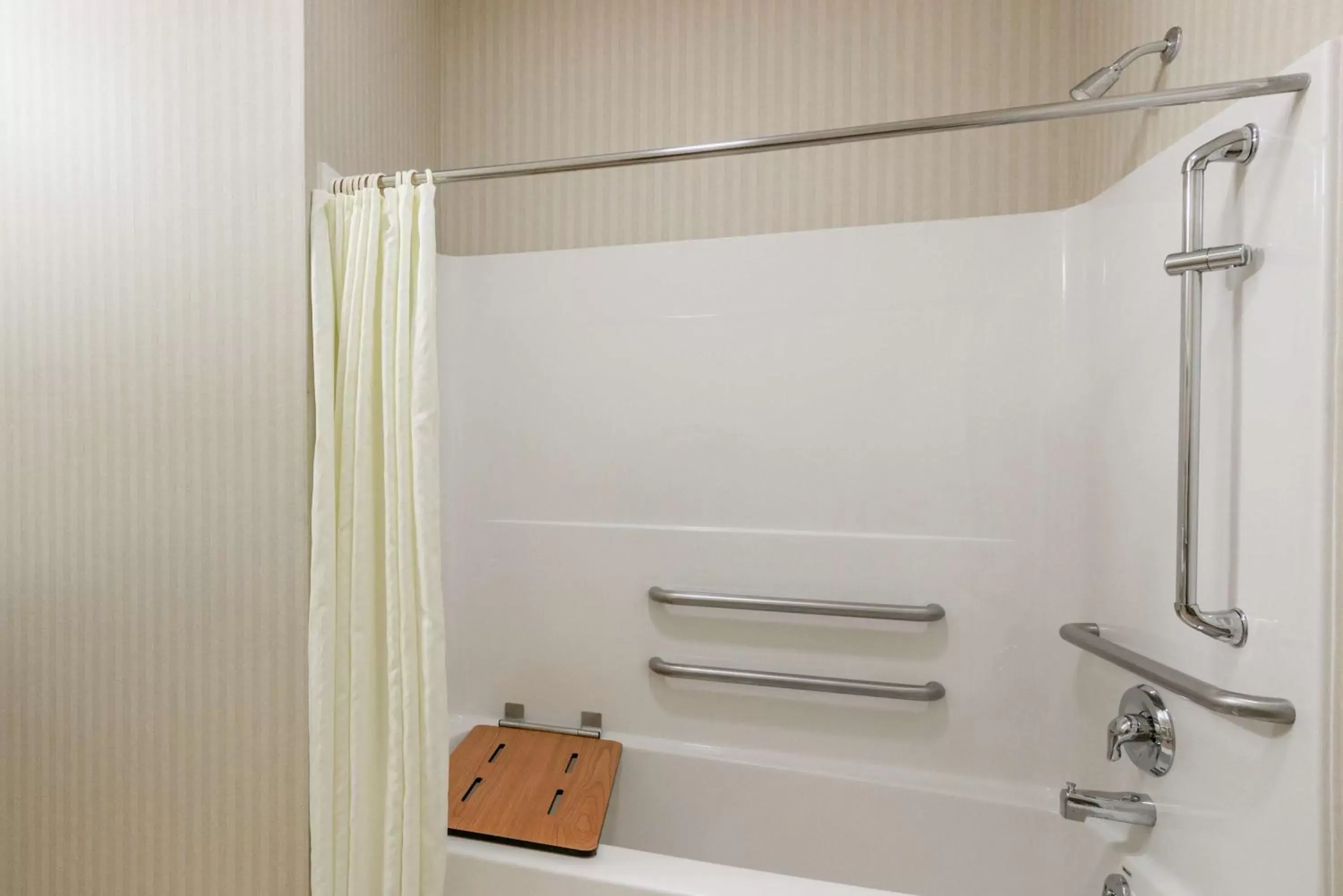 King Room - Disability Access/Non-Smoking in Super 8 by Wyndham Harrisburg Hershey North