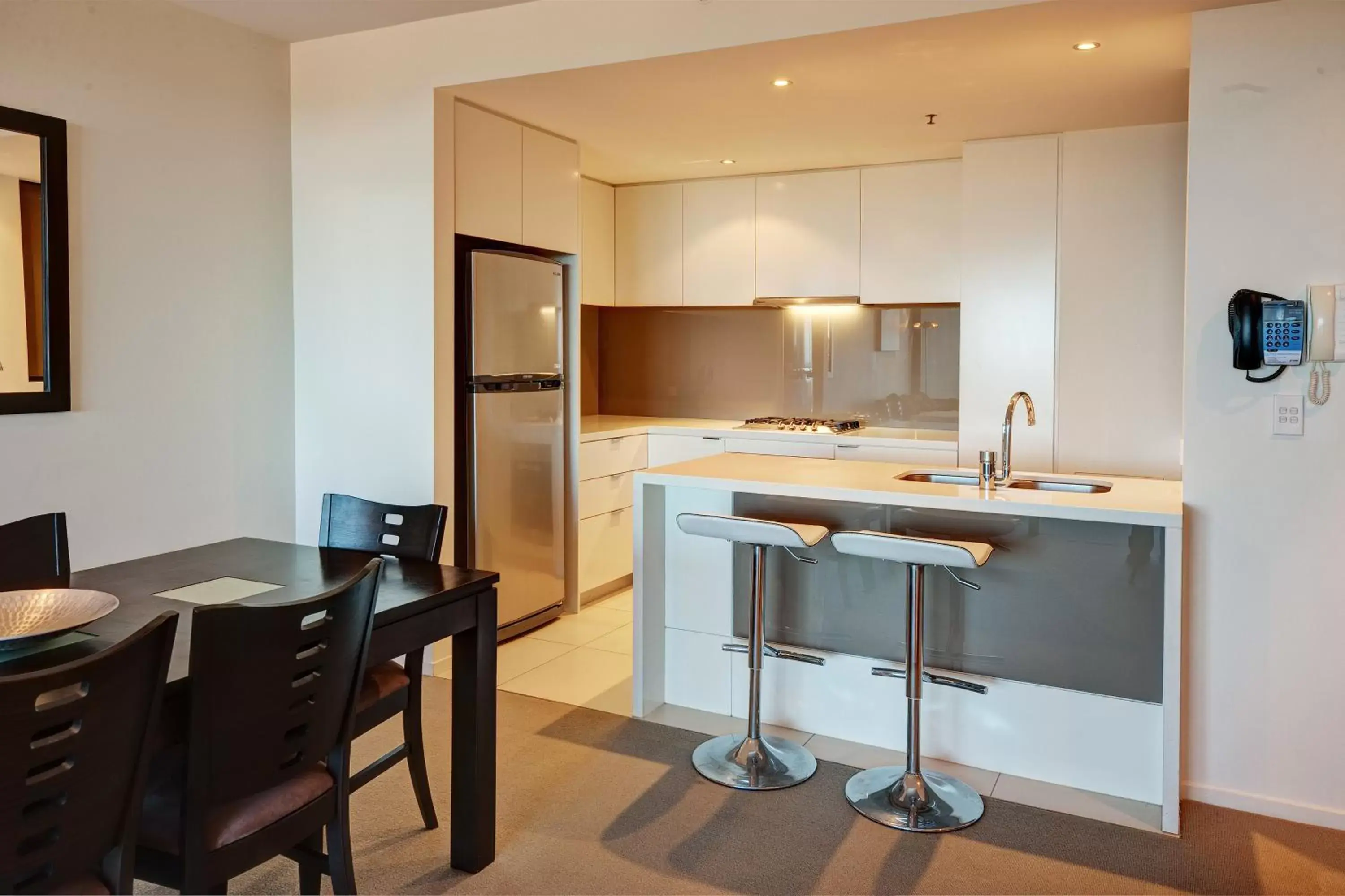 Living room, Kitchen/Kitchenette in Ultra Broadbeach