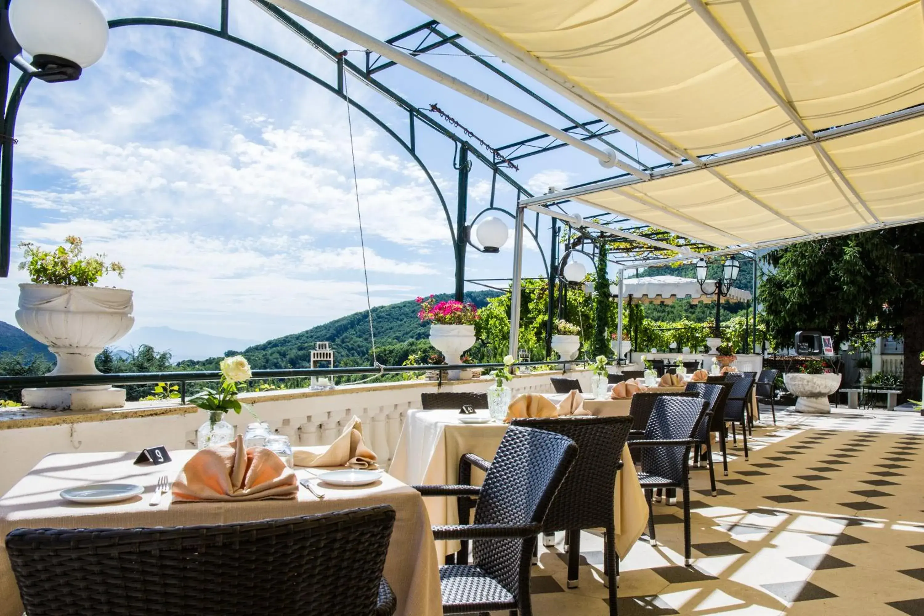 Restaurant/Places to Eat in Hotel Scapolatiello