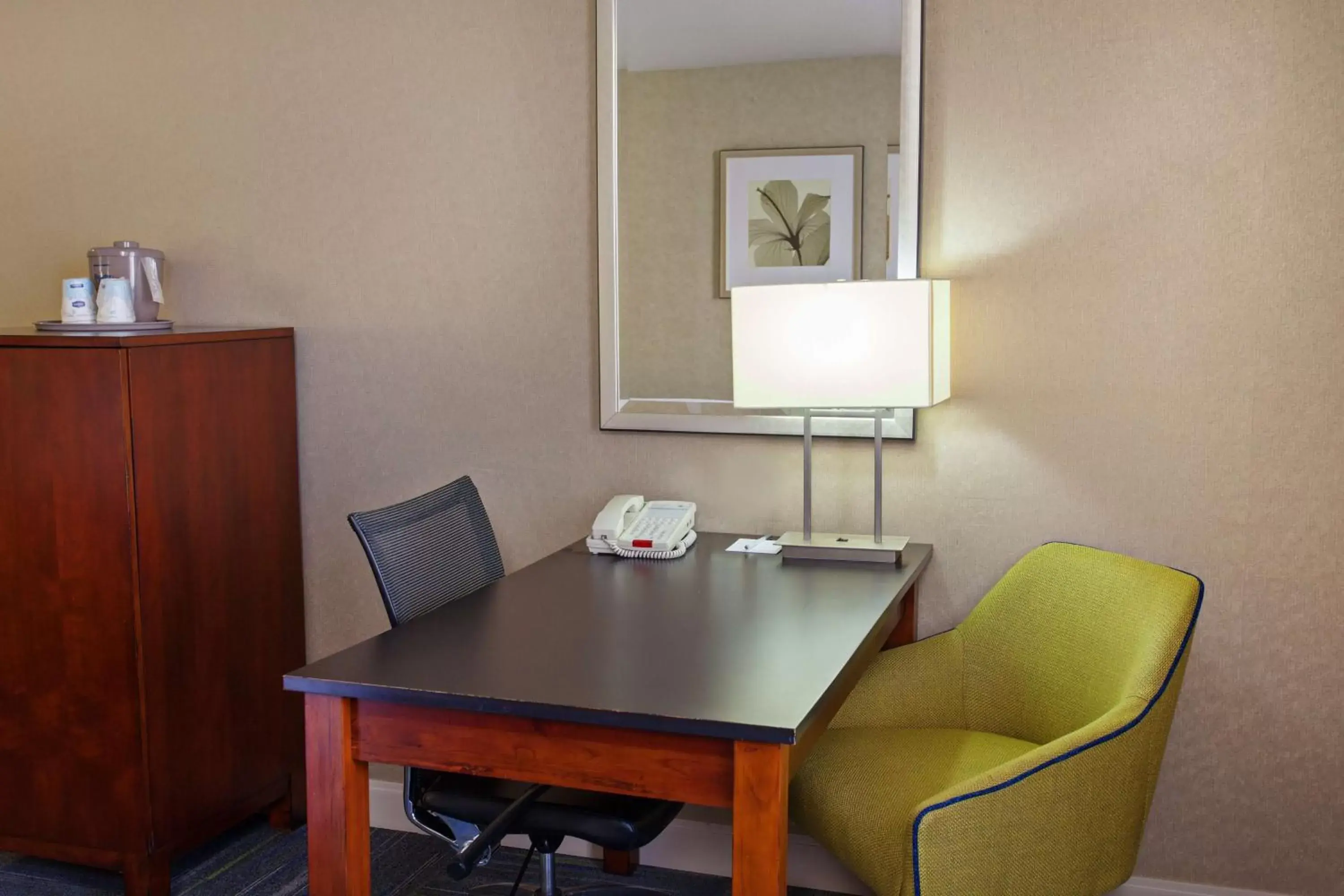 Bed, Seating Area in Hampton Inn and Suites Merced