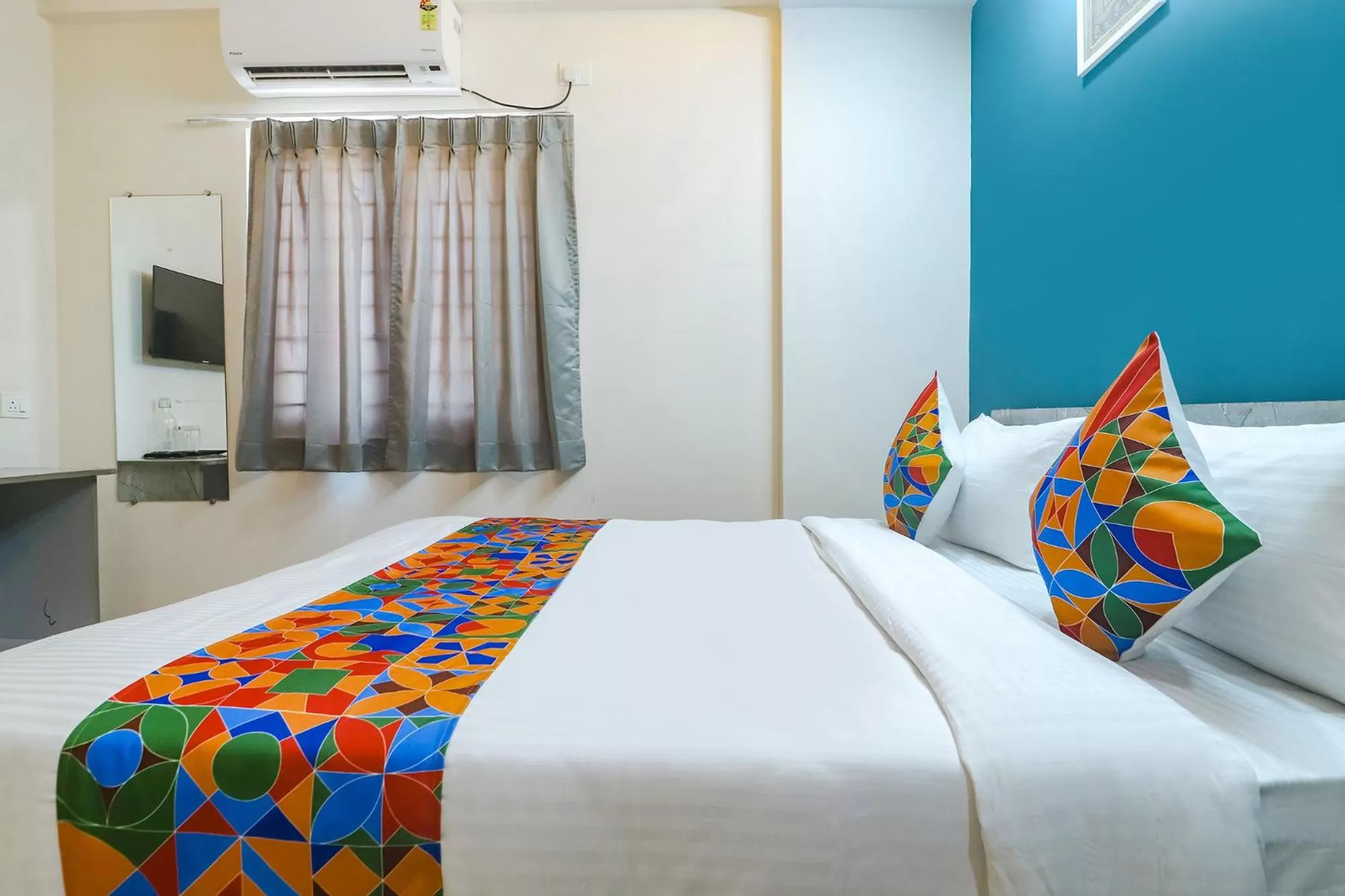 Bed in FabHotel Broholic Suites - Nr US Consulate, Financial District