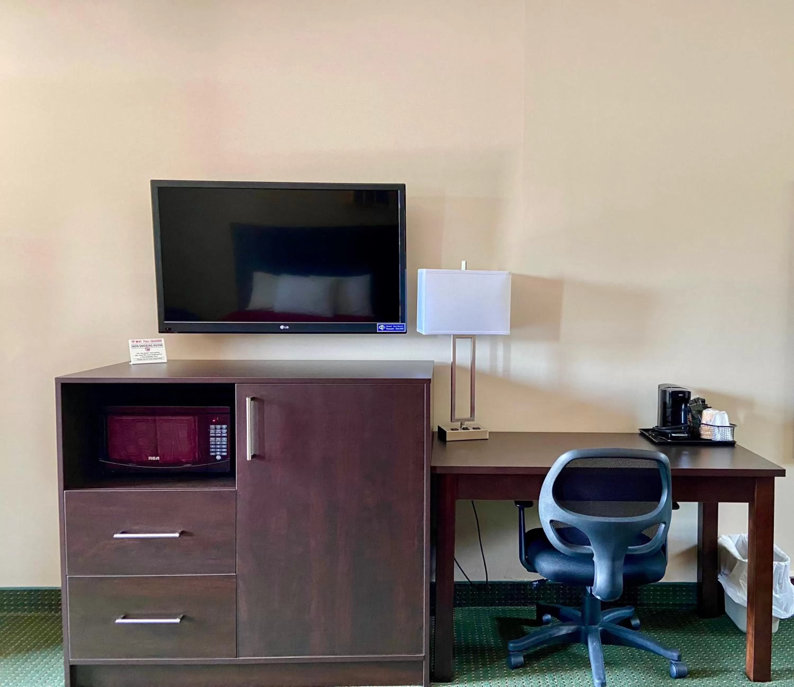 TV and multimedia, TV/Entertainment Center in Colonial House Motor Inn