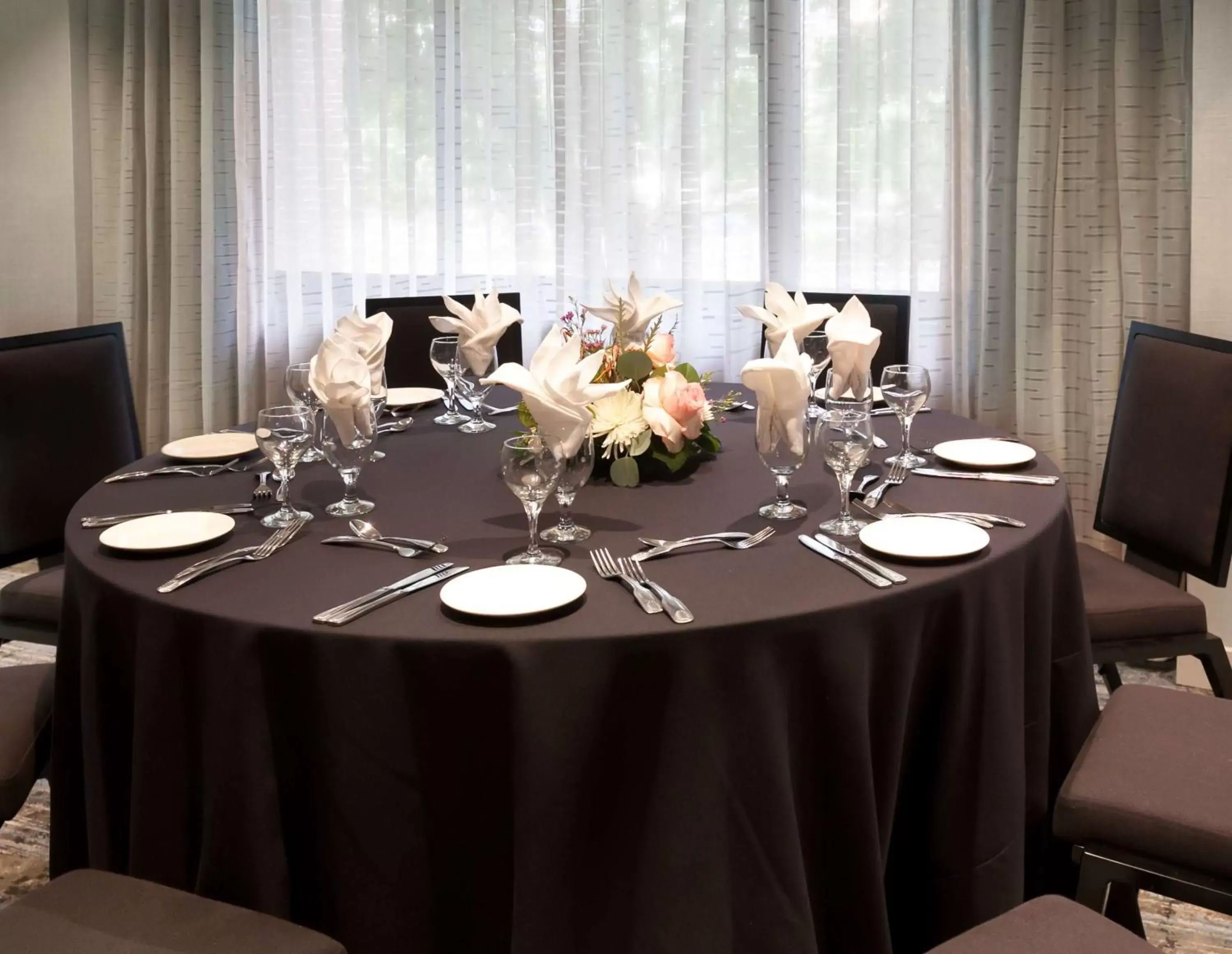 Meeting/conference room, Restaurant/Places to Eat in DoubleTree by Hilton Hotel & Suites Houston by the Galleria