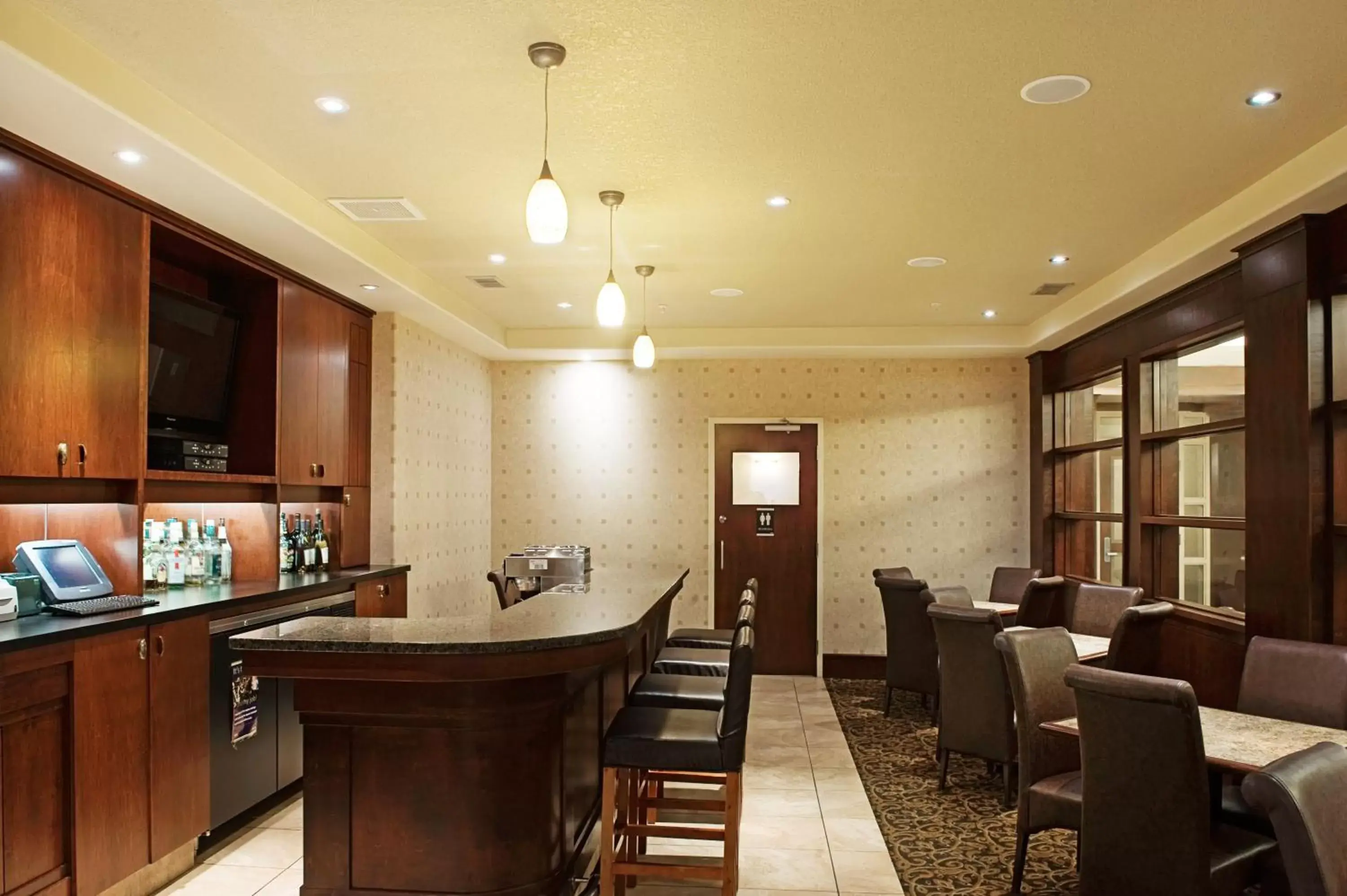 Lounge or bar in Holiday Inn & Suites Lloydminster, an IHG Hotel