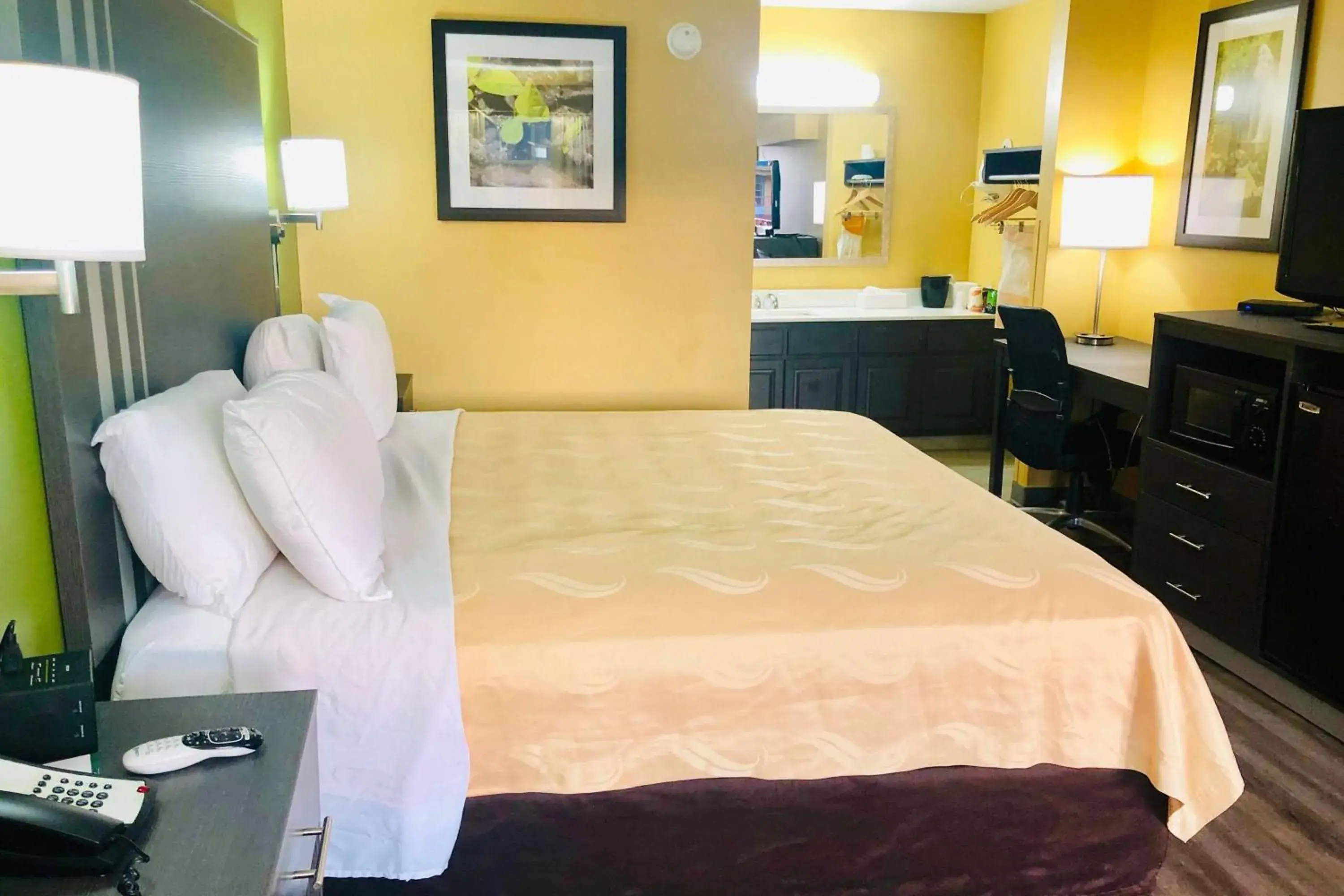 Photo of the whole room, Bed in Baymont by Wyndham Selma