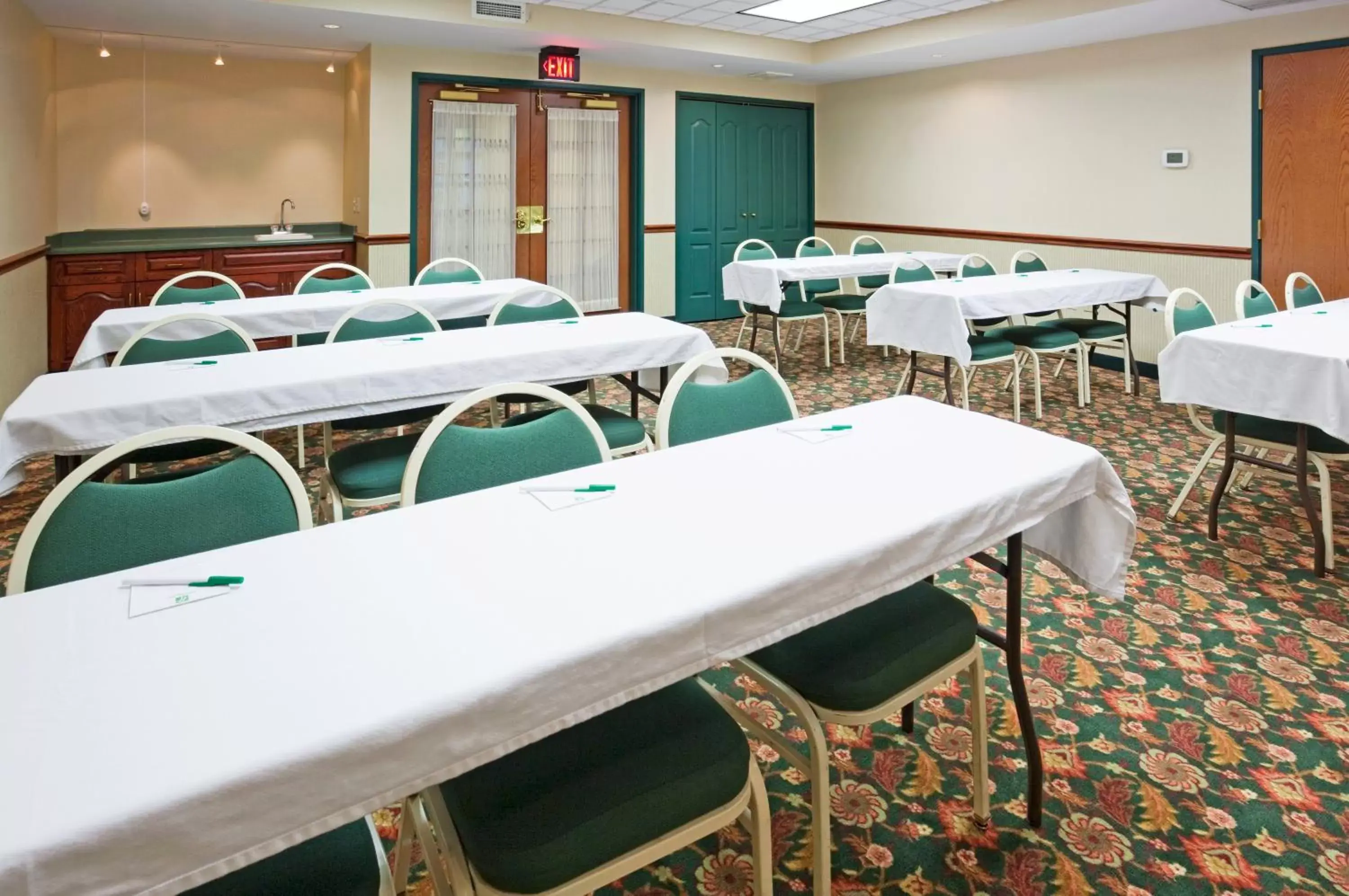 Meeting/conference room in Holiday Inn & Suites Downtown La Crosse, an IHG Hotel