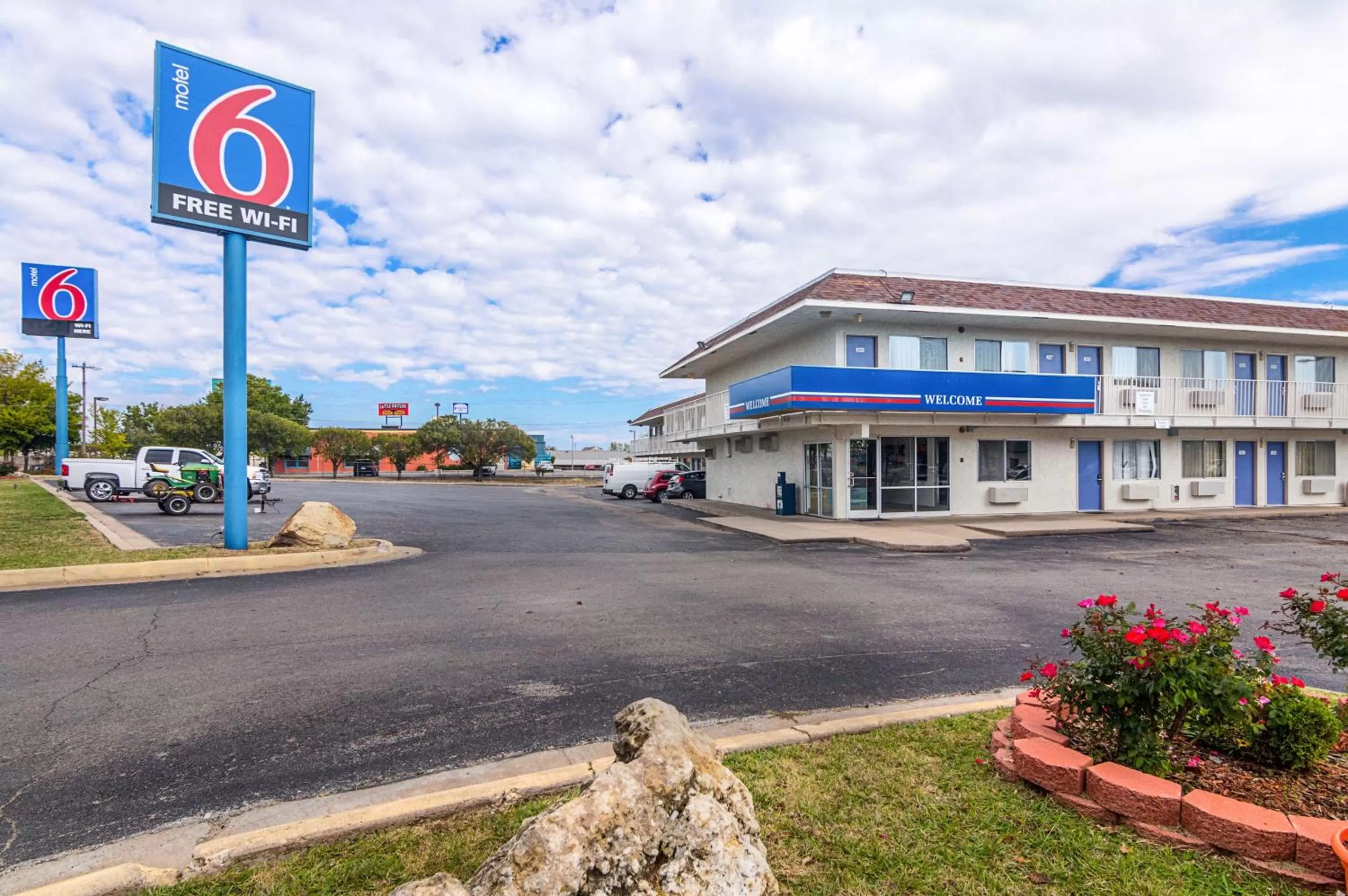Property building in Motel 6-Ardmore, OK