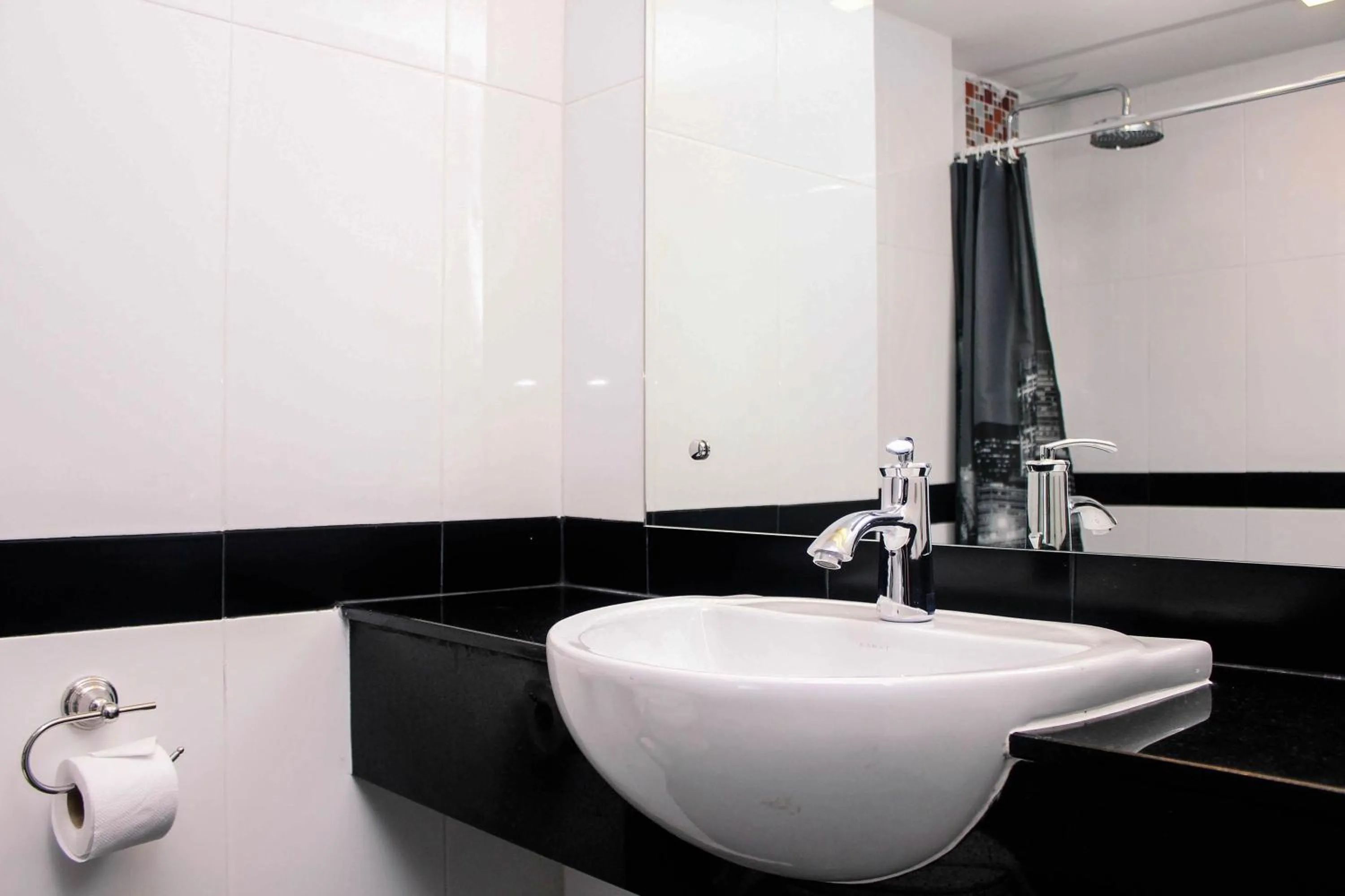 Bathroom in Lub Sbuy House Hotel - SHA