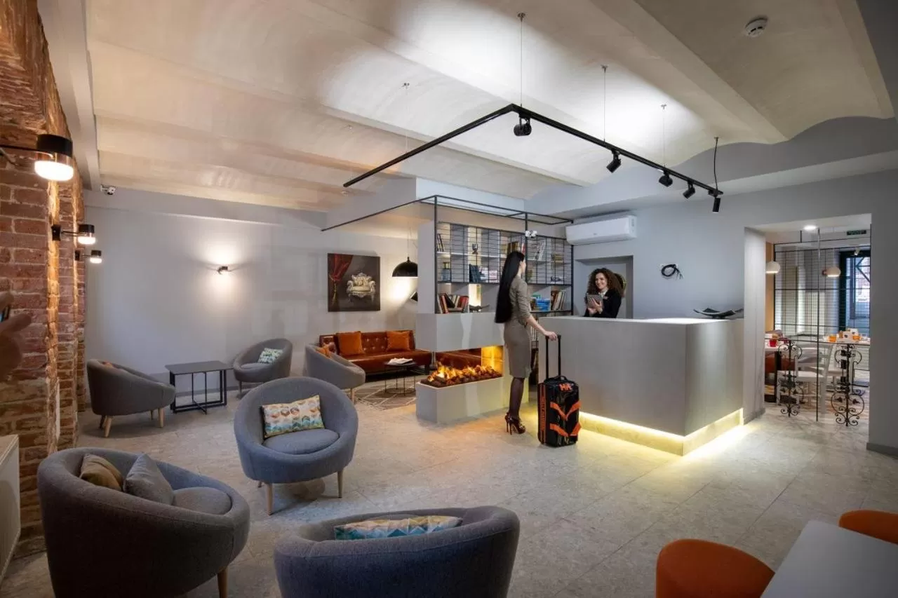 People in Four Rooms City