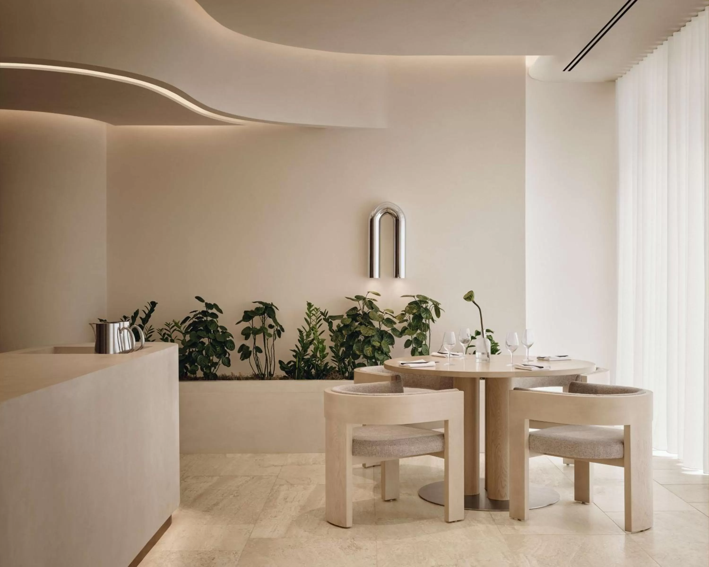 Restaurant/places to eat in Vogue Hotel Montreal Downtown, Curio Collection by Hilton