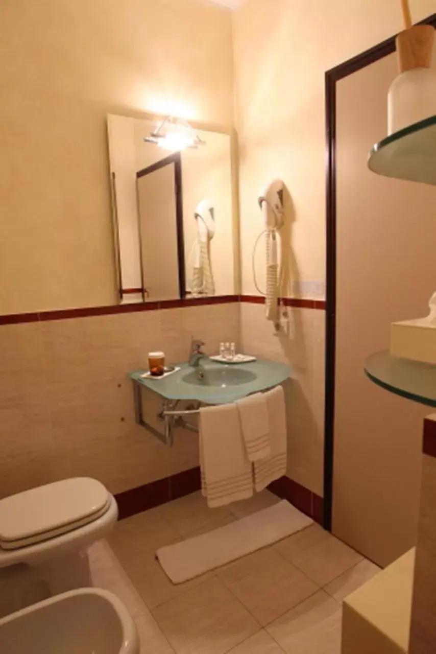Toilet, Bathroom in Hotel Globo