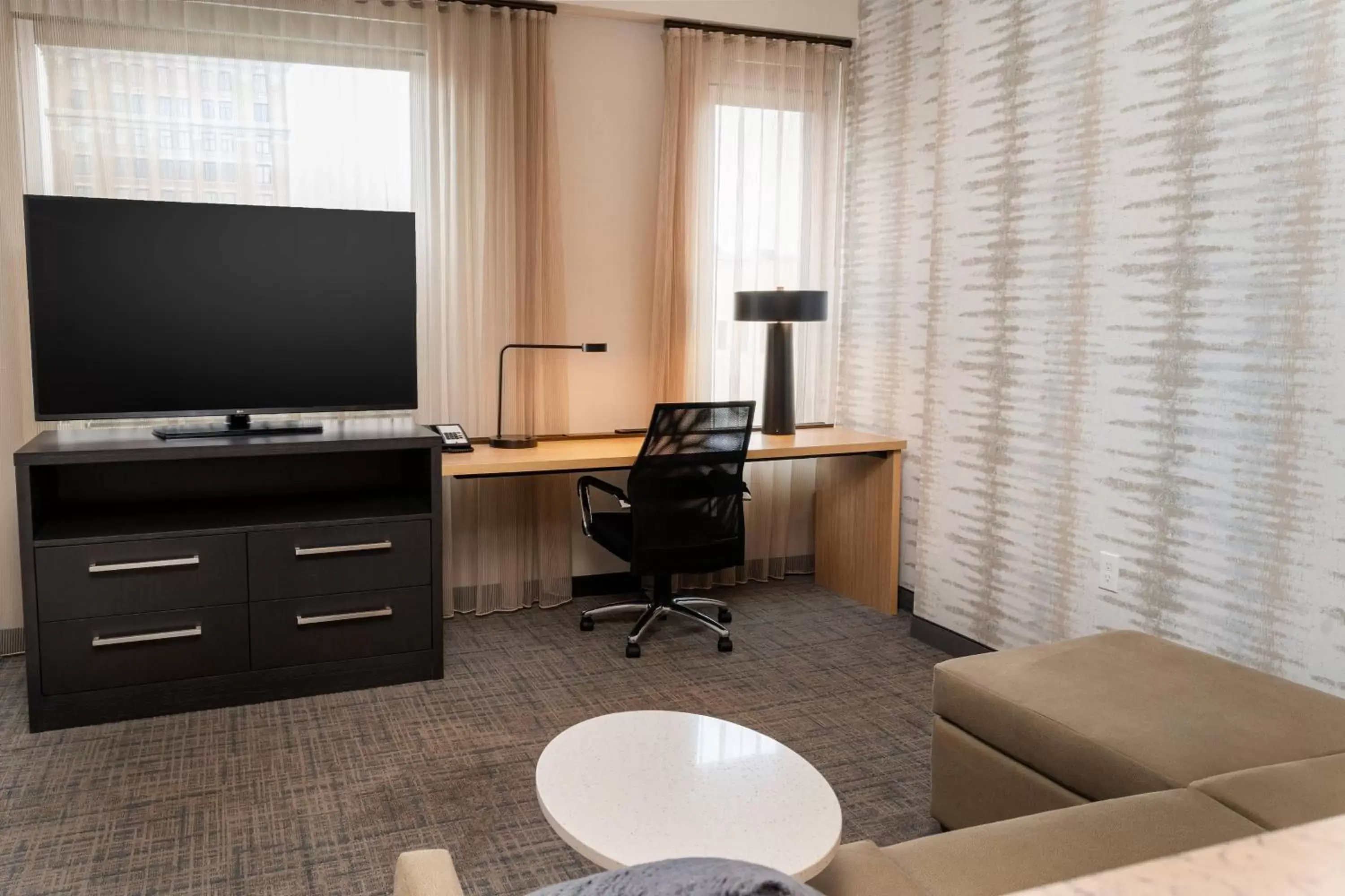 Living room, TV/Entertainment Center in Residence Inn by Marriott Grand Rapids Downtown