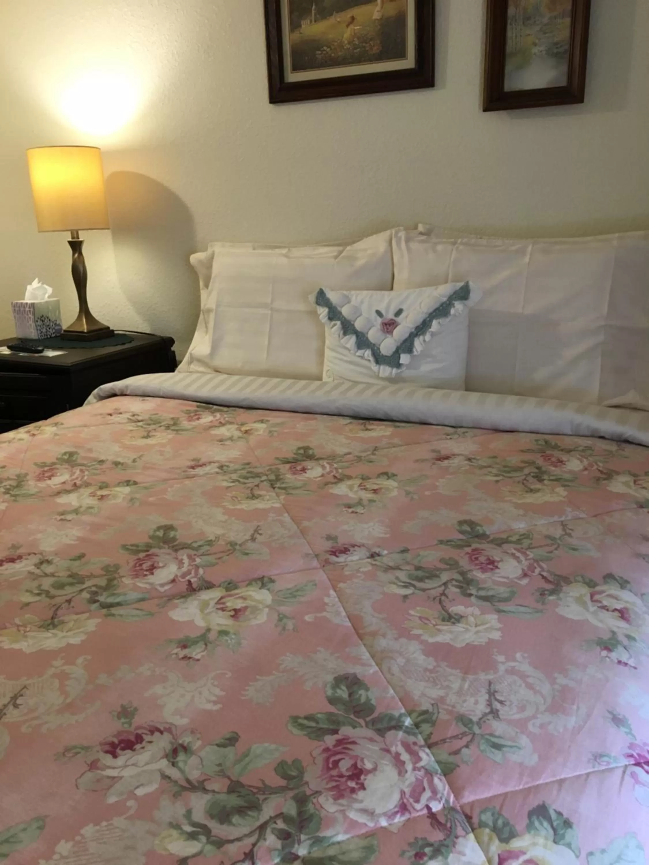 Bed in The Courtland Hotel & Spa