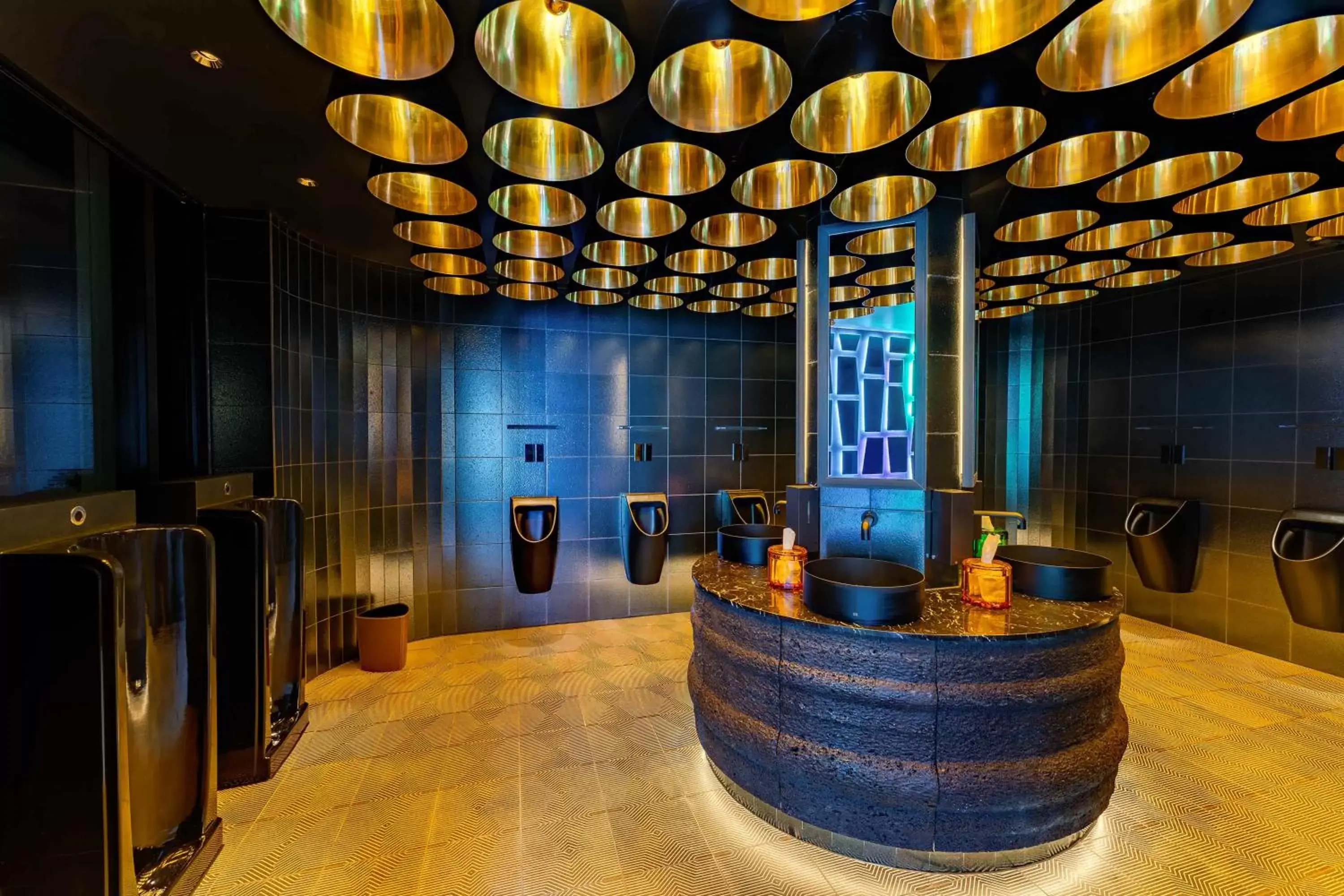 Lounge or bar in FIVE Zurich - Luxury City Resort