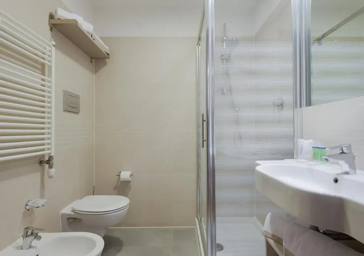 Shower, Bathroom in Camplus Guest Bononia Casa per Ferie