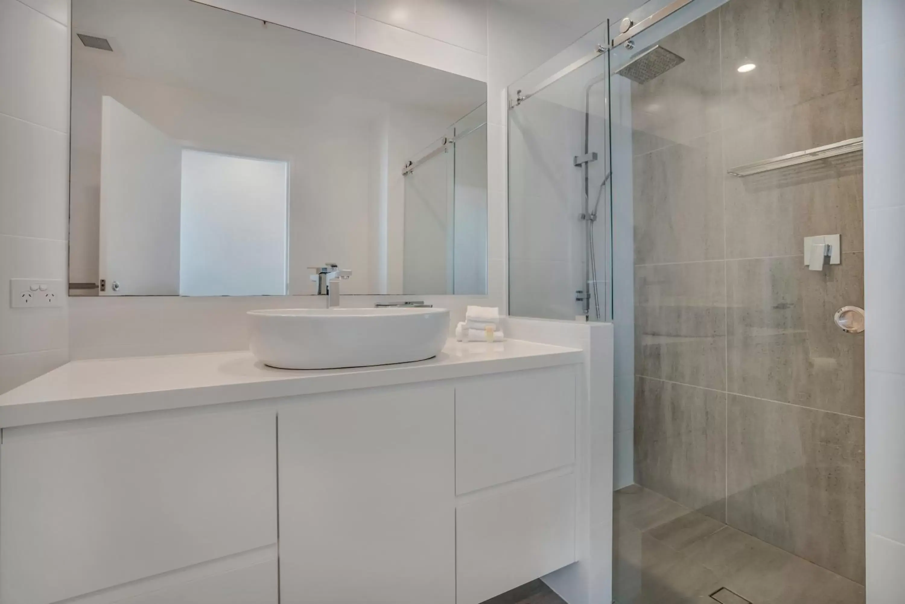 Shower, Bathroom in Oceana On Broadbeach